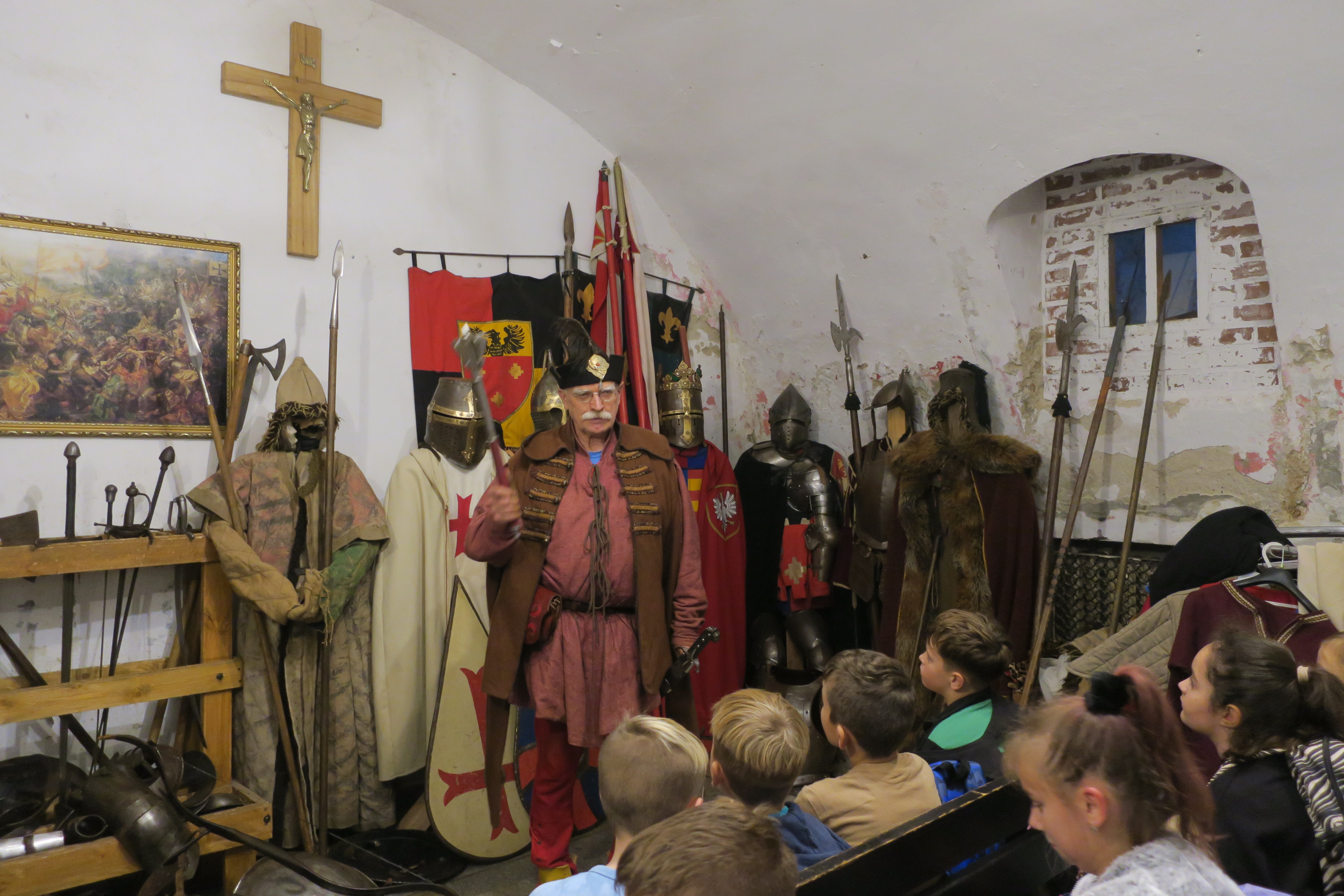 Mężczyzna w szlacheckim stroju w zbrojowni
