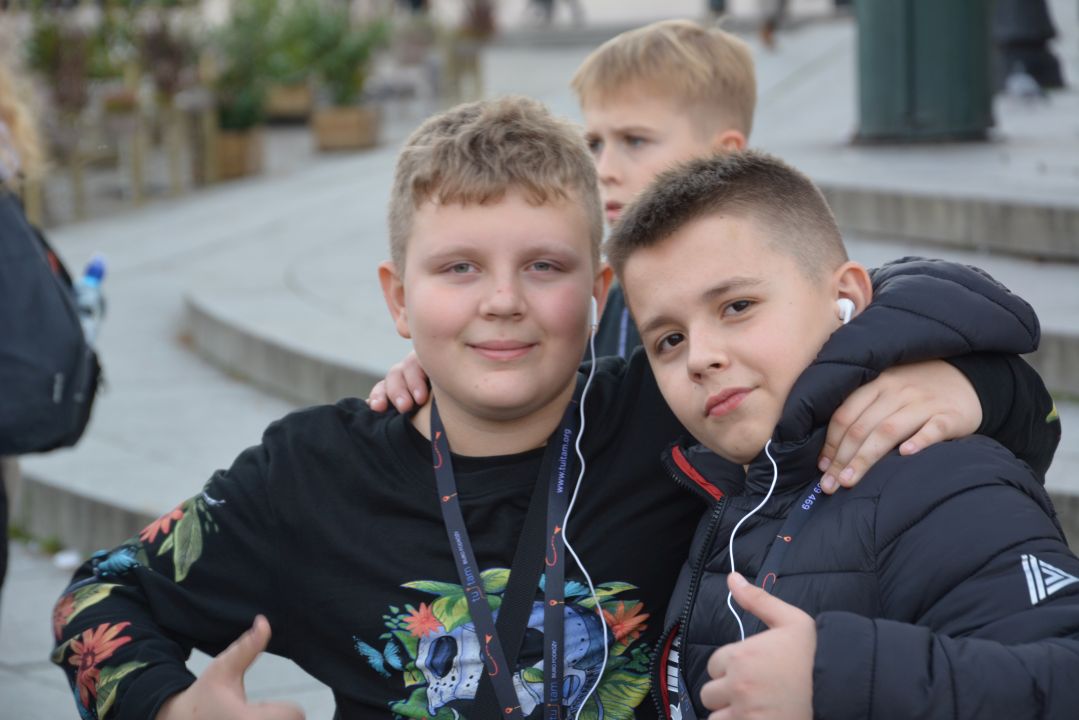 Uczniowie na placu zamkowym w Warszawie