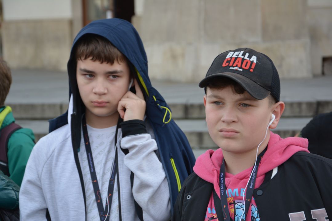 Uczniowie na placu zamkowym w Warszawie