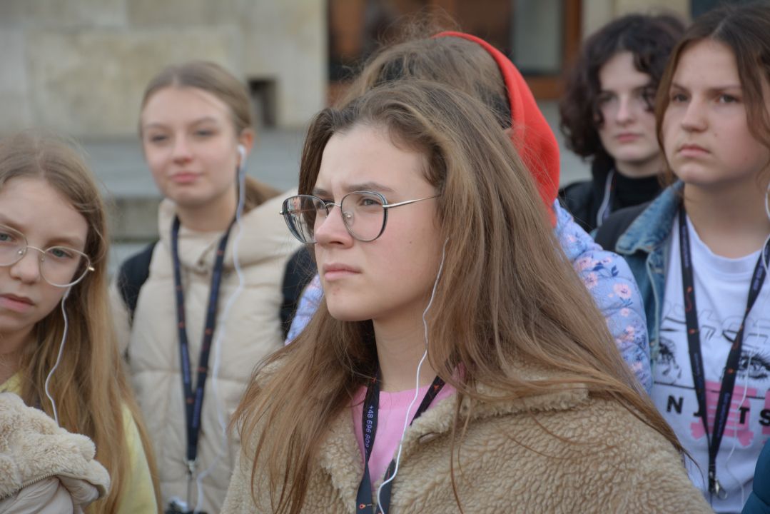Uczniowie na placu zamkowym w Warszawie