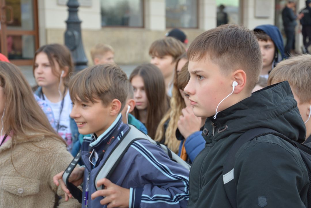 Uczniowie na placu zamkowym w Warszawie