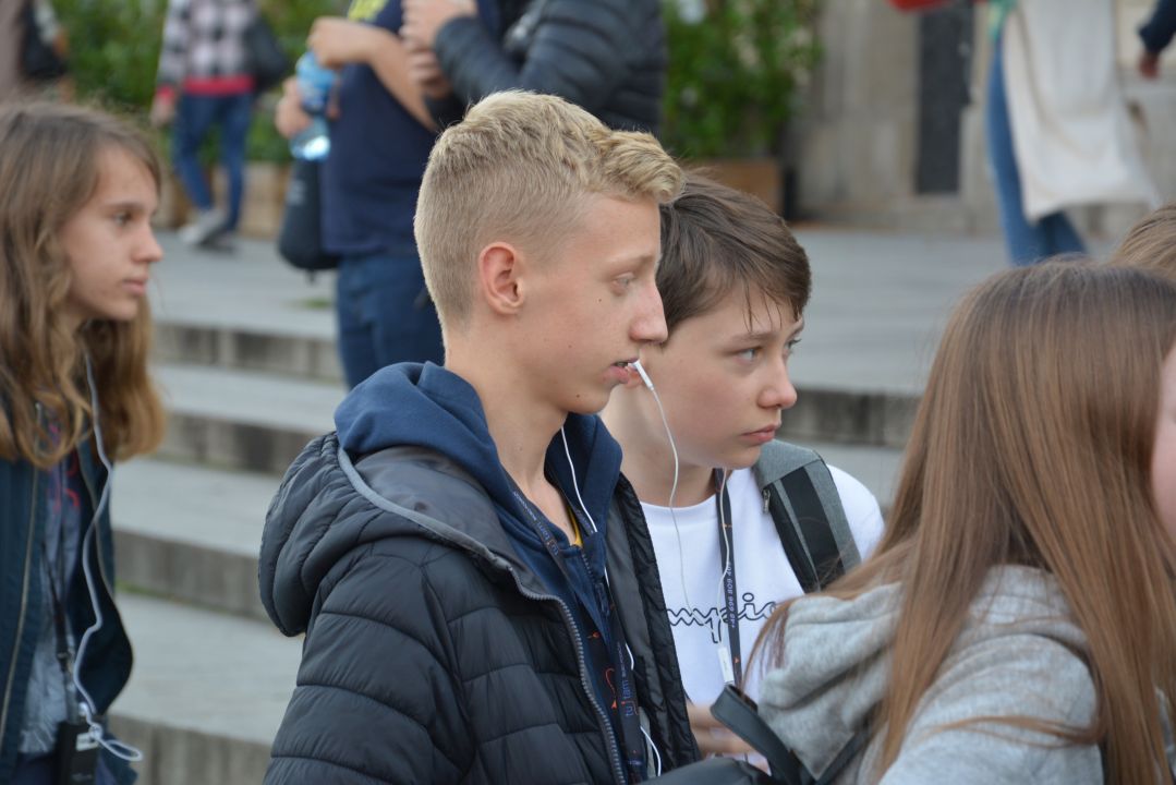 Uczniowie na placu zamkowym w Warszawie