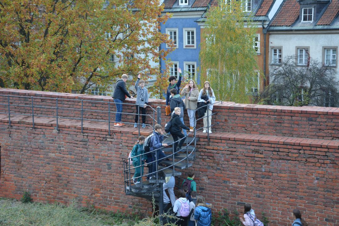 Uczestnicy wycieczki na murach starego miasta w Warszawie