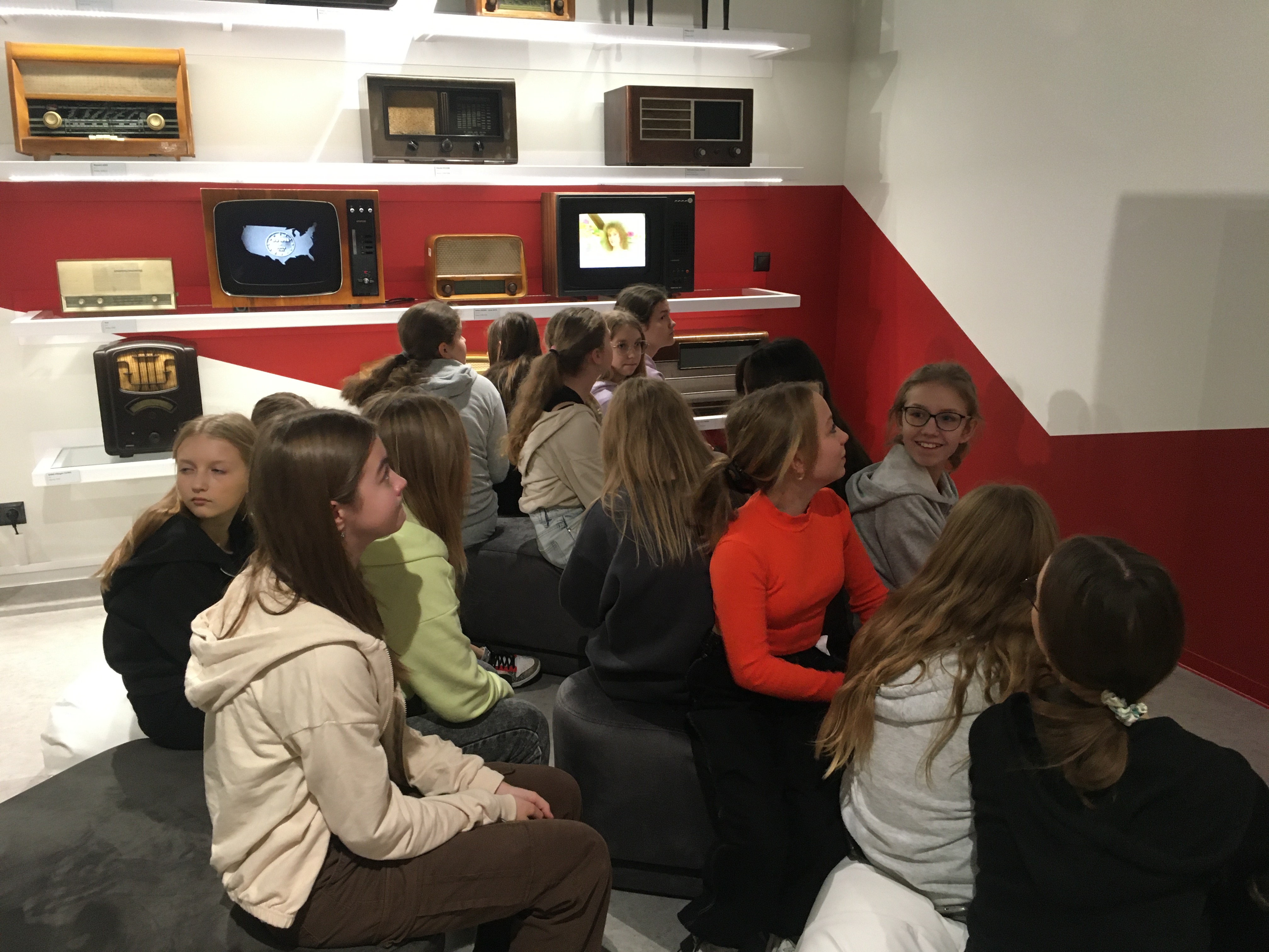 Projekcja filmu o historii mediów