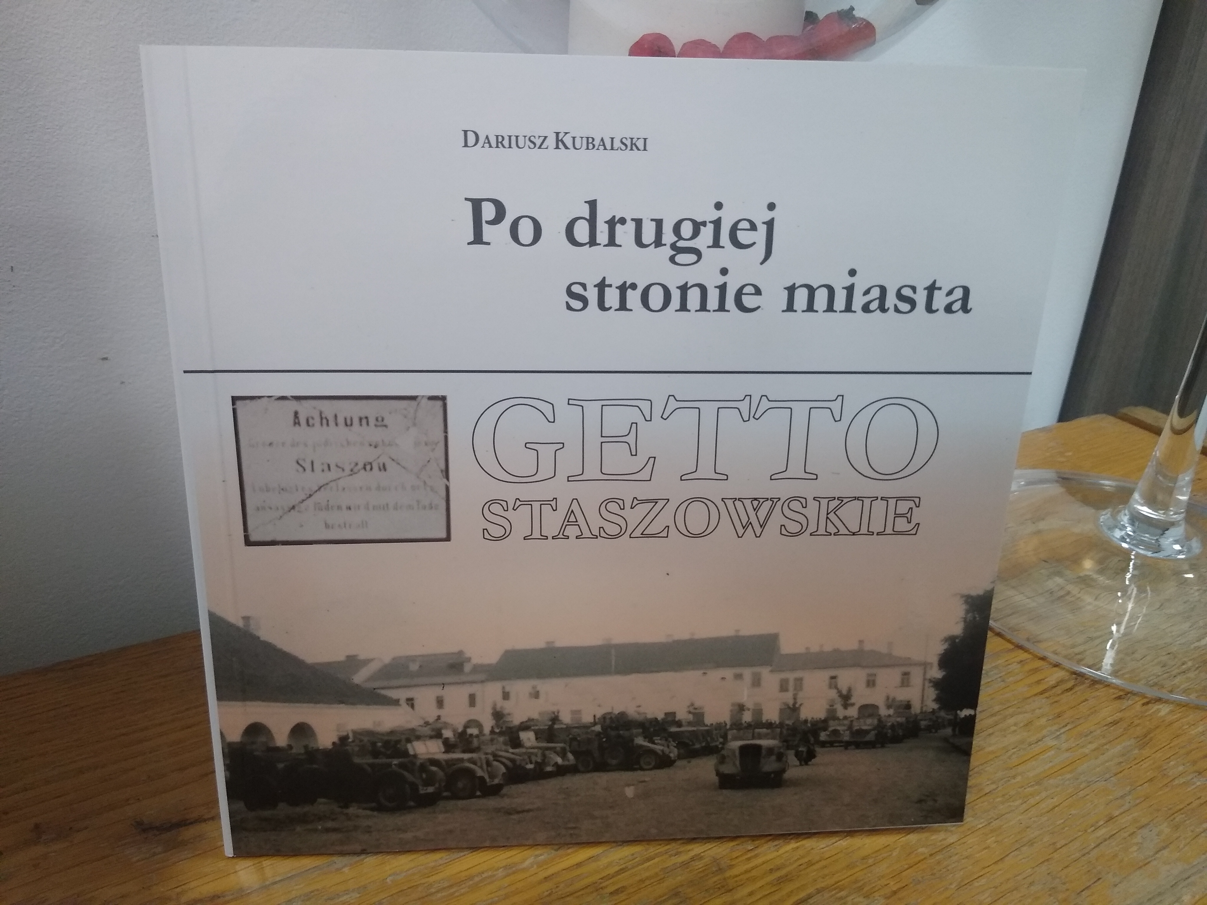 Strona tytułowa książki w zbliżeniu