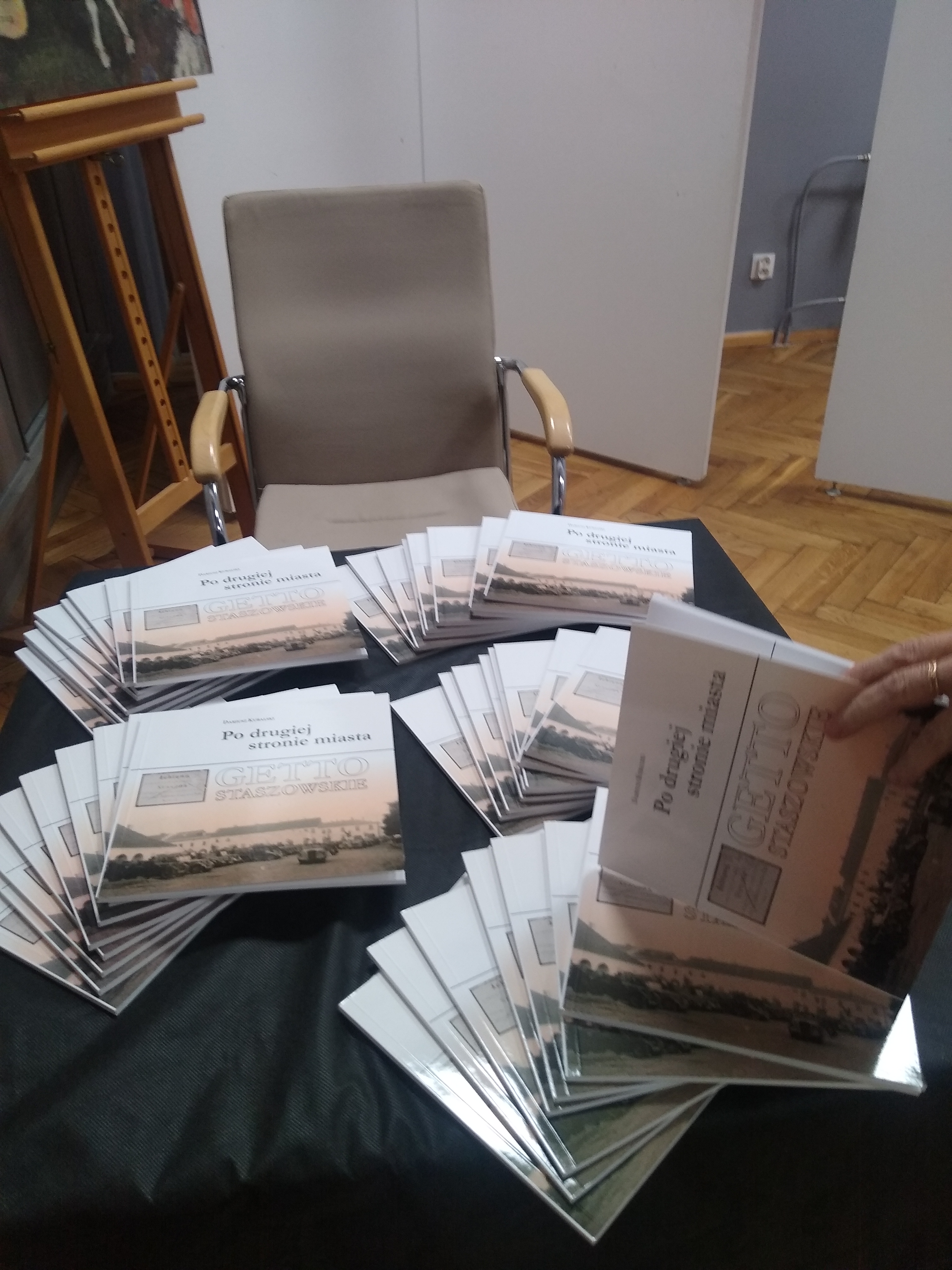 Strona tytułowa książki w zbliżeniu