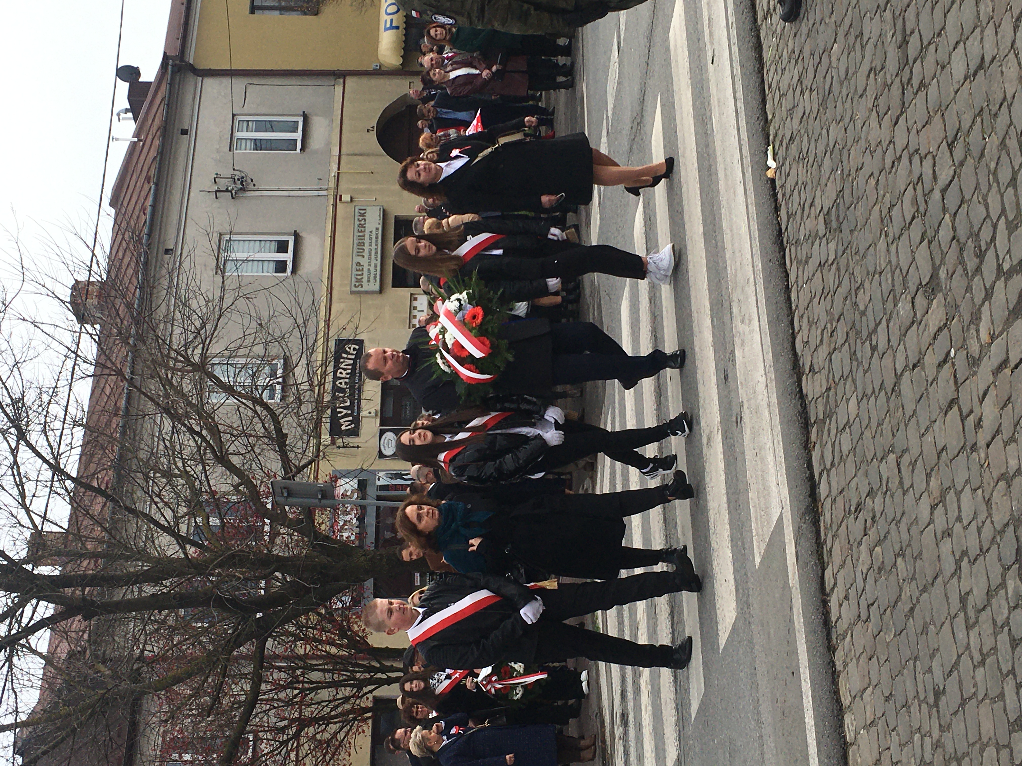 Złożenie wieńca pod pomnikiem Tadeusza Kościuszki na rynku w Staszowie