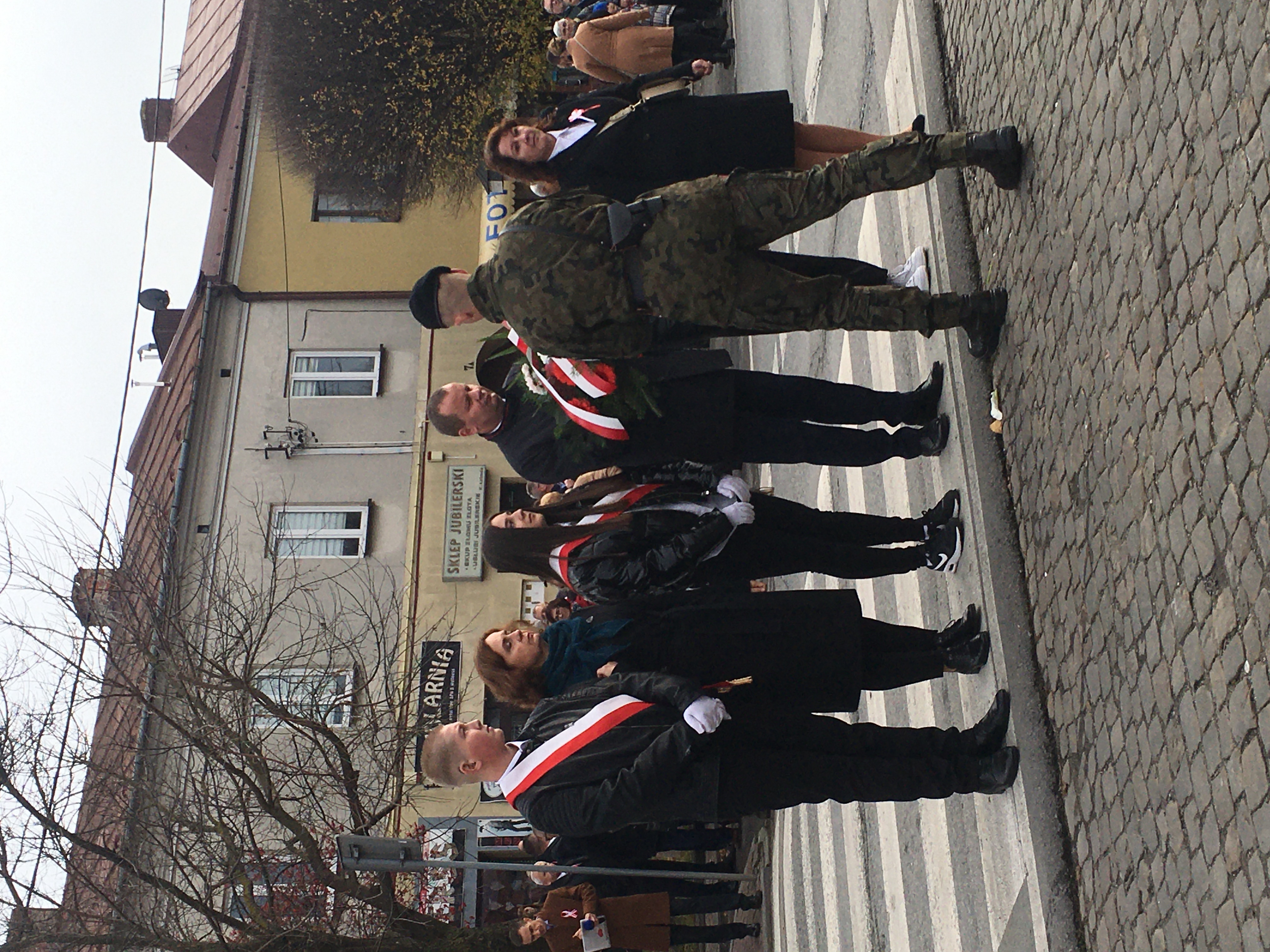Przekazanie wieńca pod pomnikiem