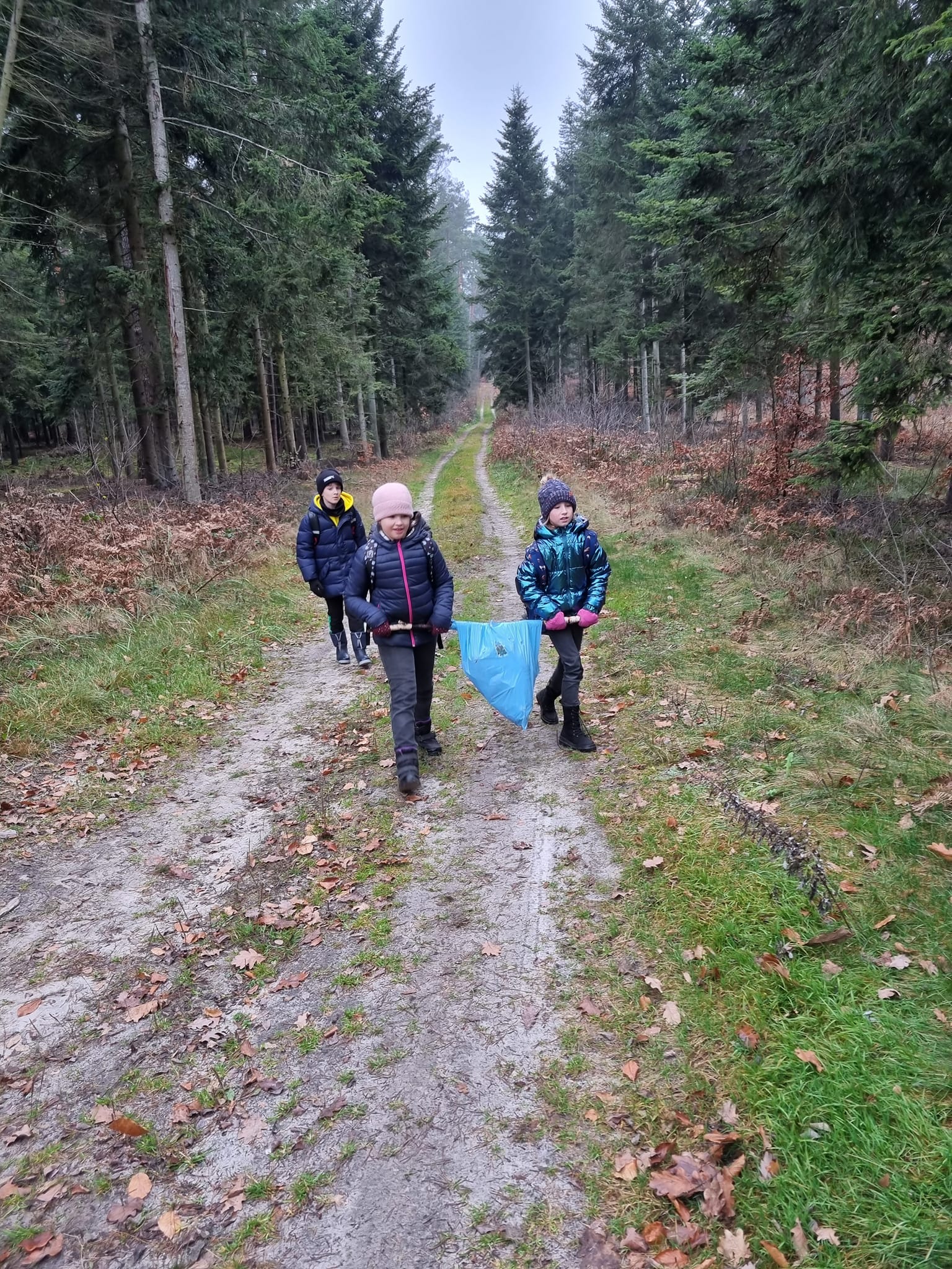 Worki ze śmieciami szybko się napełniają