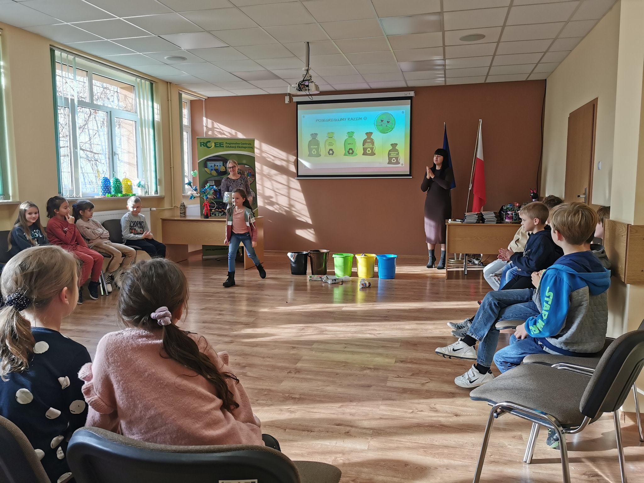Hania właściwie segreguje odpady.