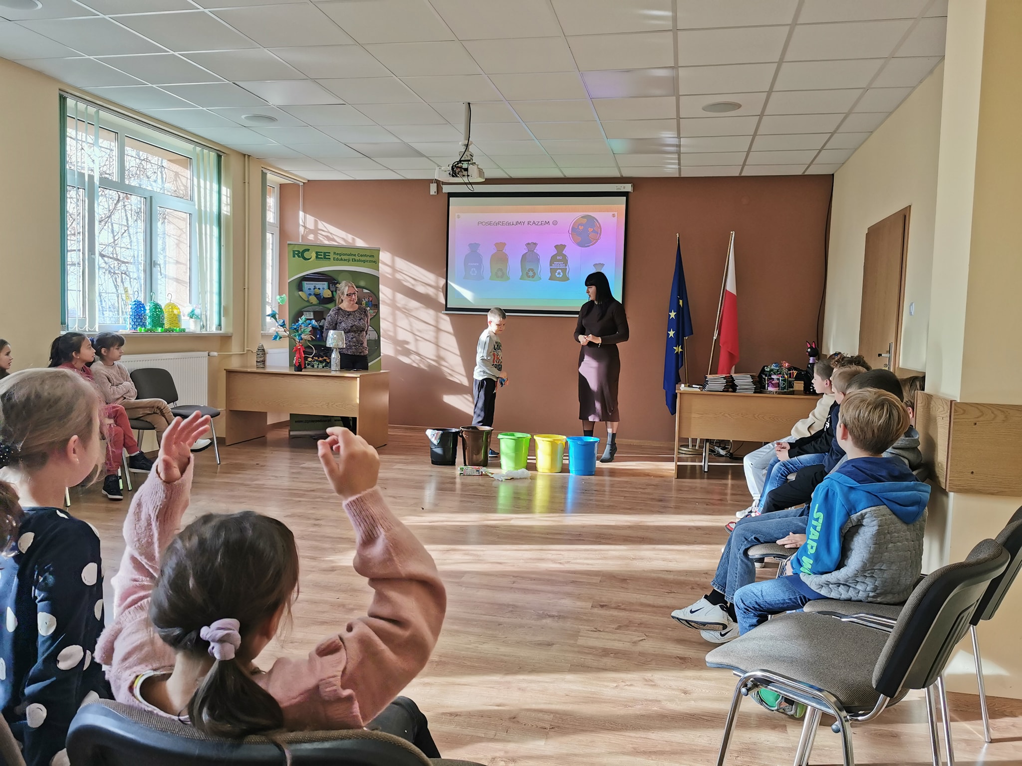 Kacper również opanował właściwą segregację odpadów