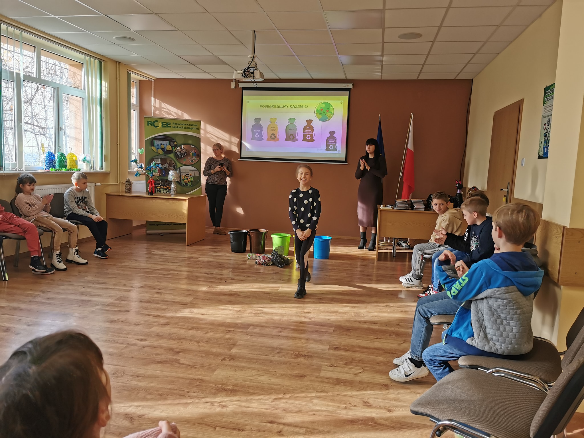 Marysia otrzymała brawa za prawidłowe wykonanie zadania