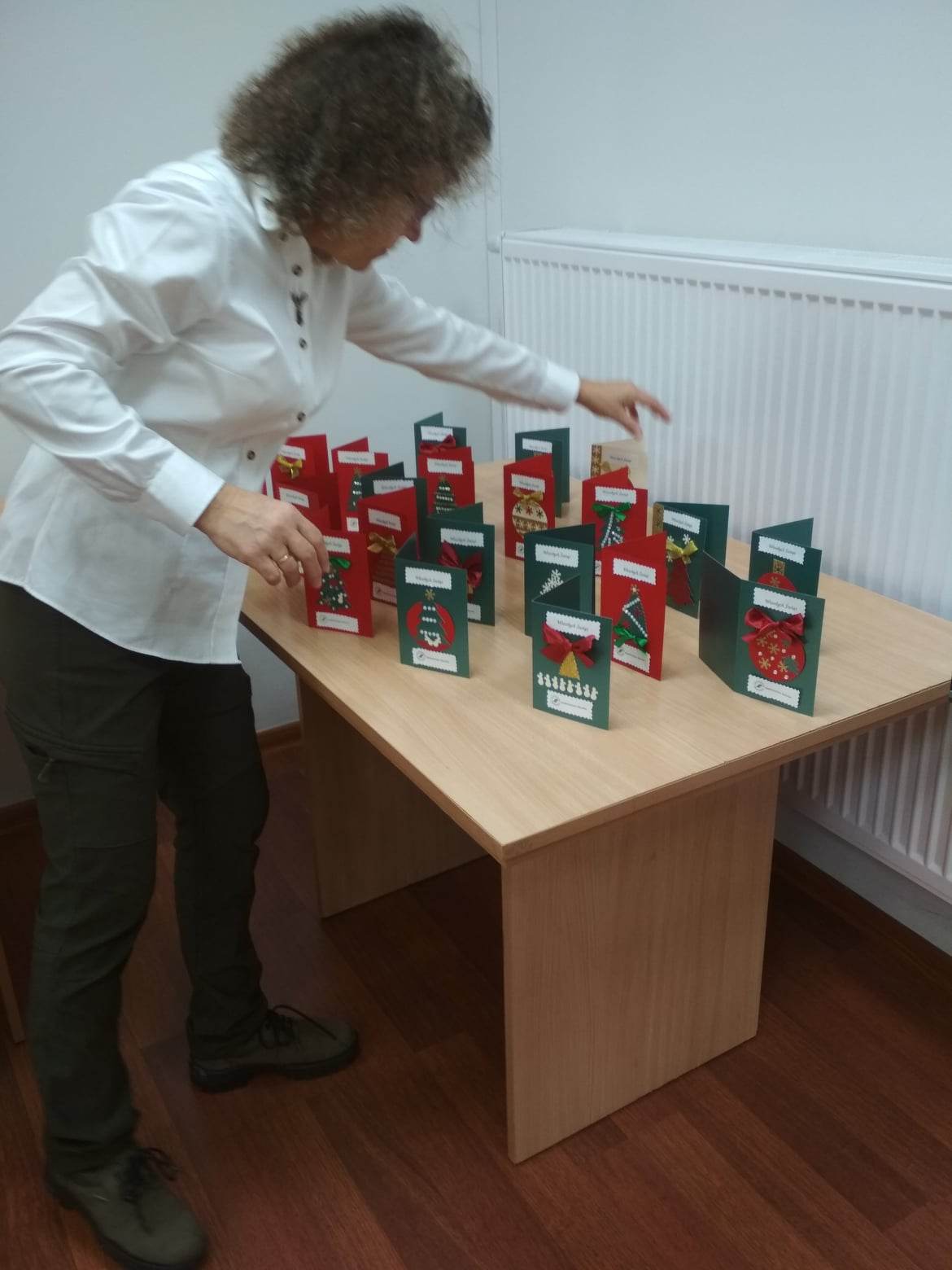Pani Leśnik ustawia gotowe kartki świąteczne