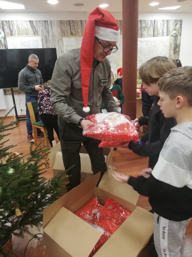 Dzieci odbierają mikołajkowe poduszki