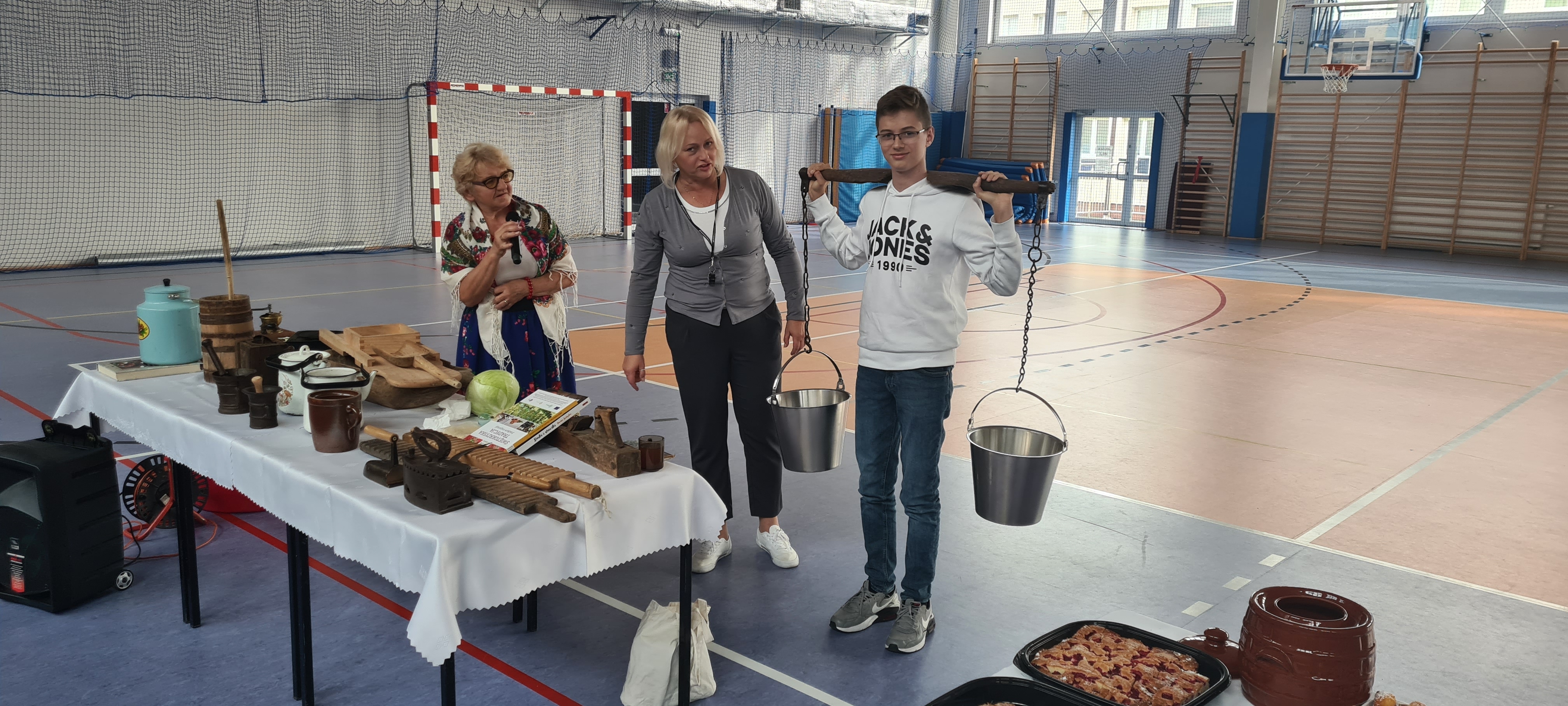 Mateusz nosi wodę