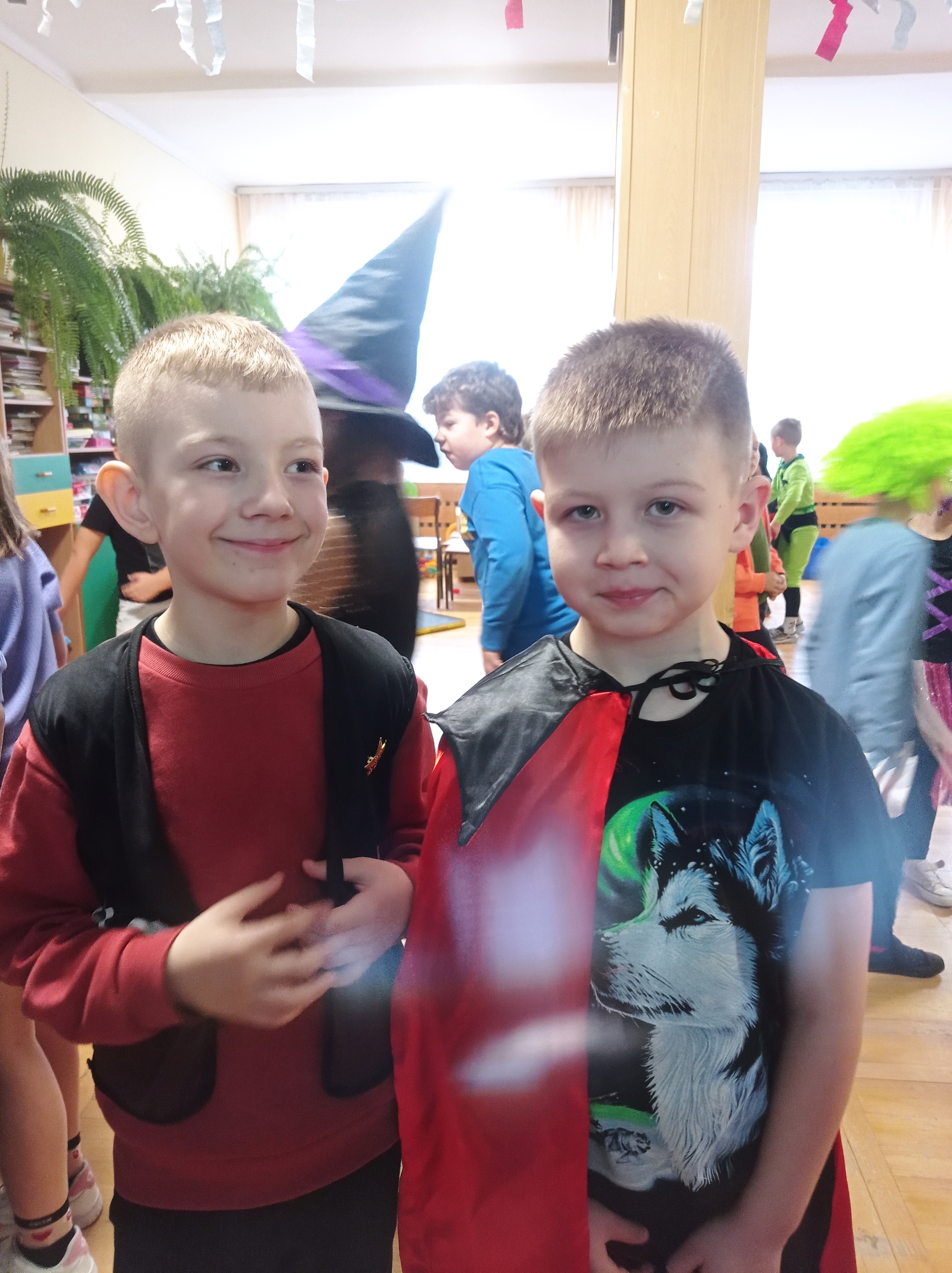 Uczniowie klas pierwszych na balu