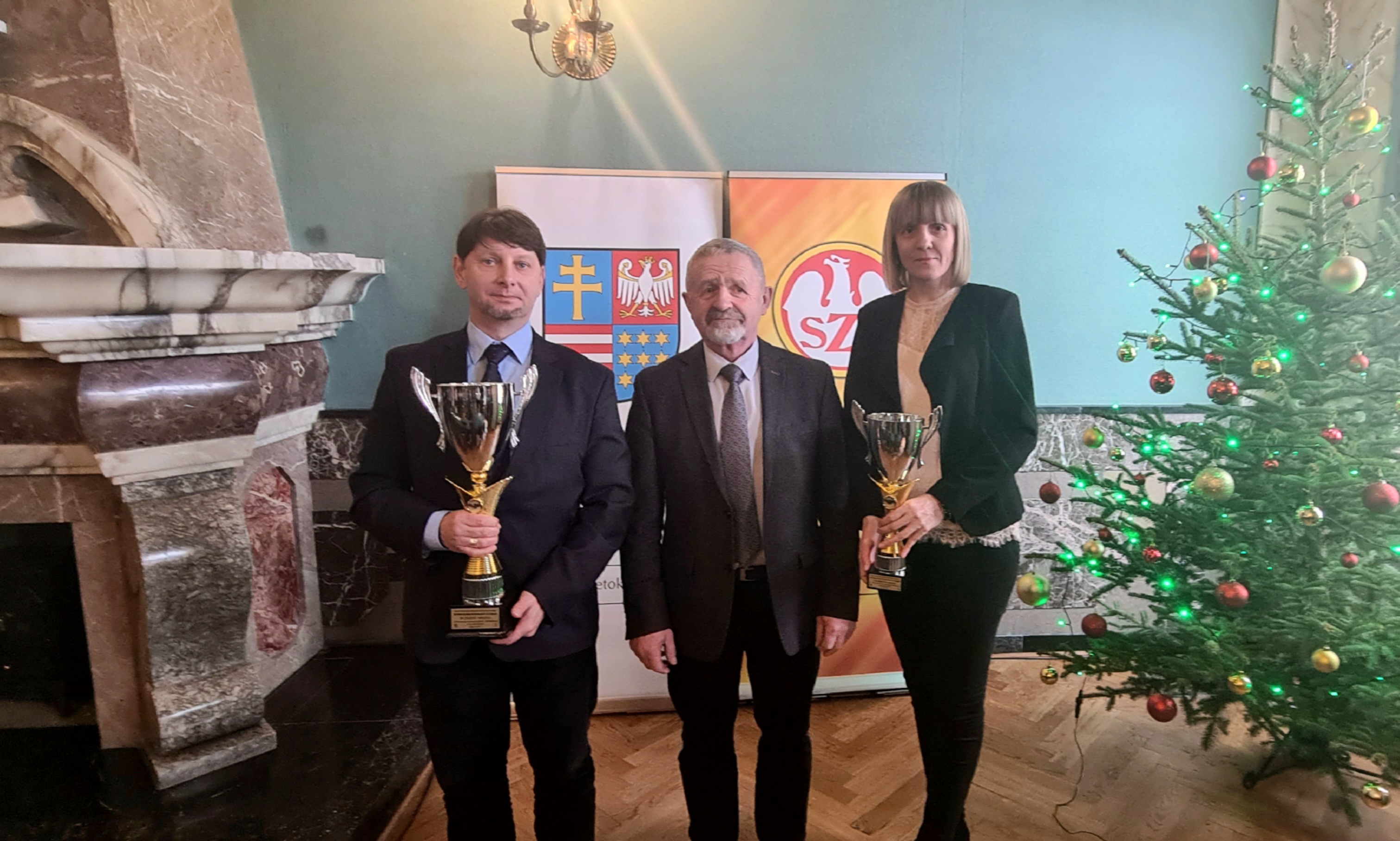 Dyrektor szkoły, nauczyciel wychowania fizycznego z Kuratorem Oświaty