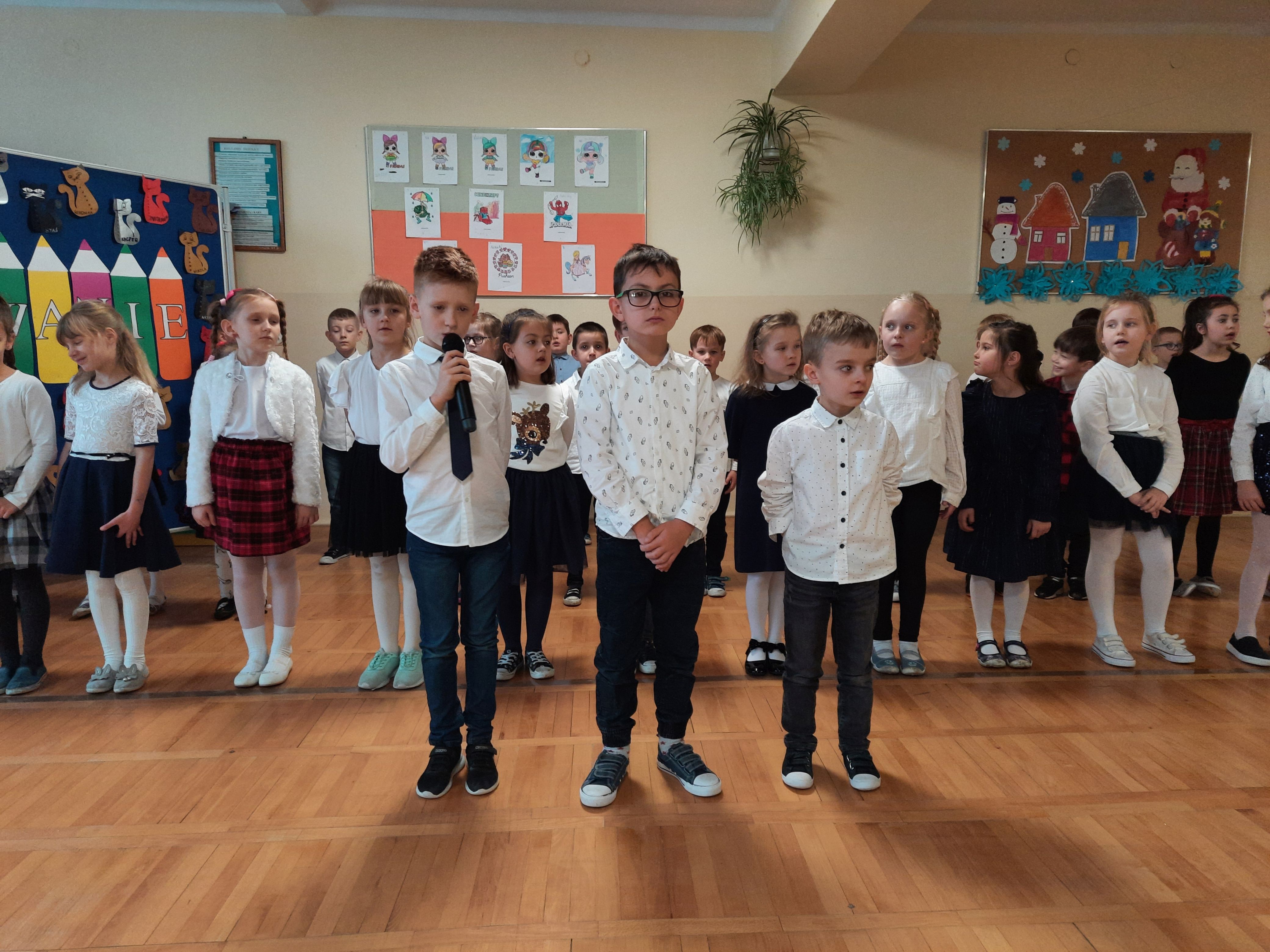 Chłopcy z klas pierwszych podczas występu