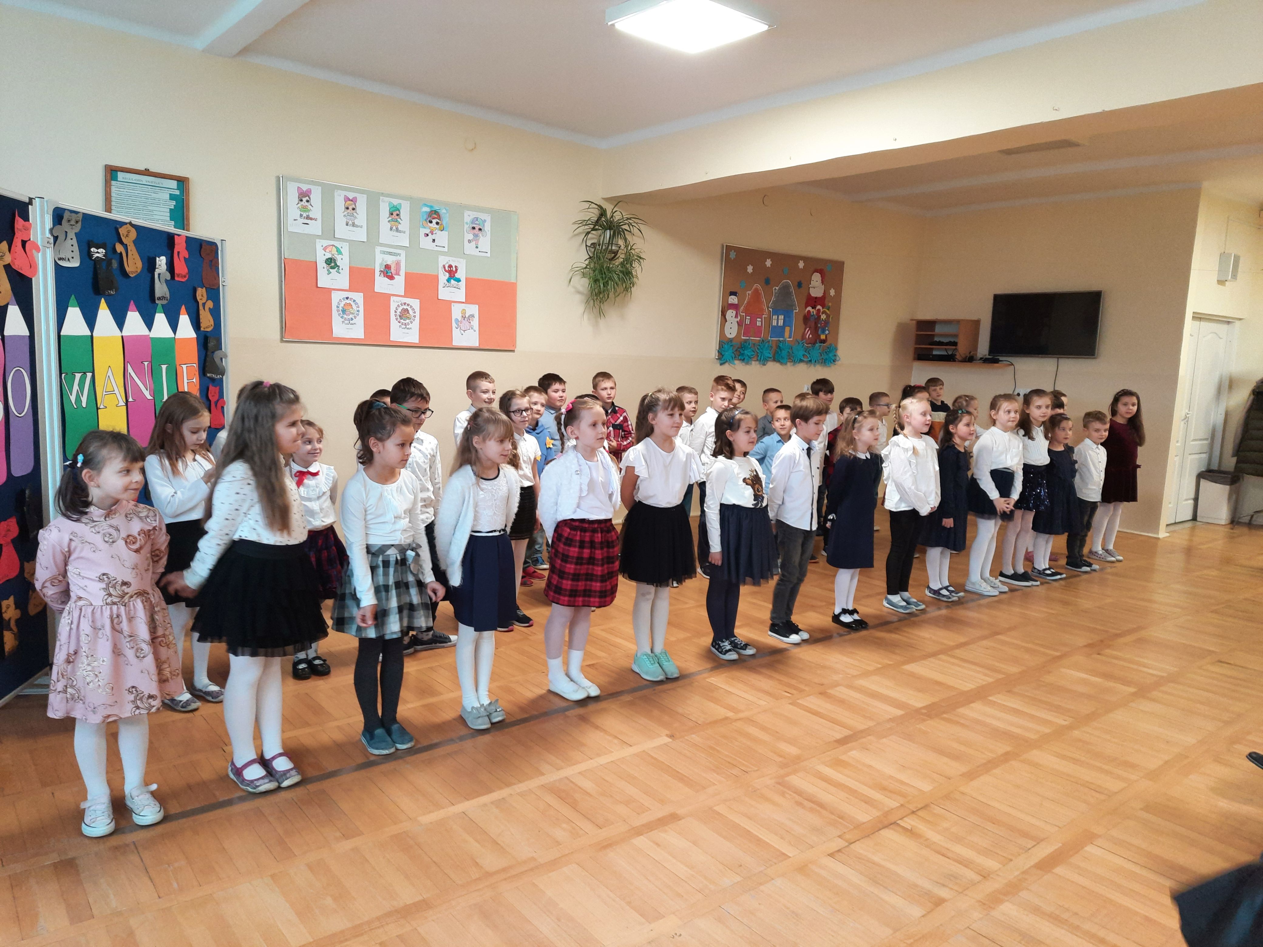 Grupa uczniów w trakcie ślubowania