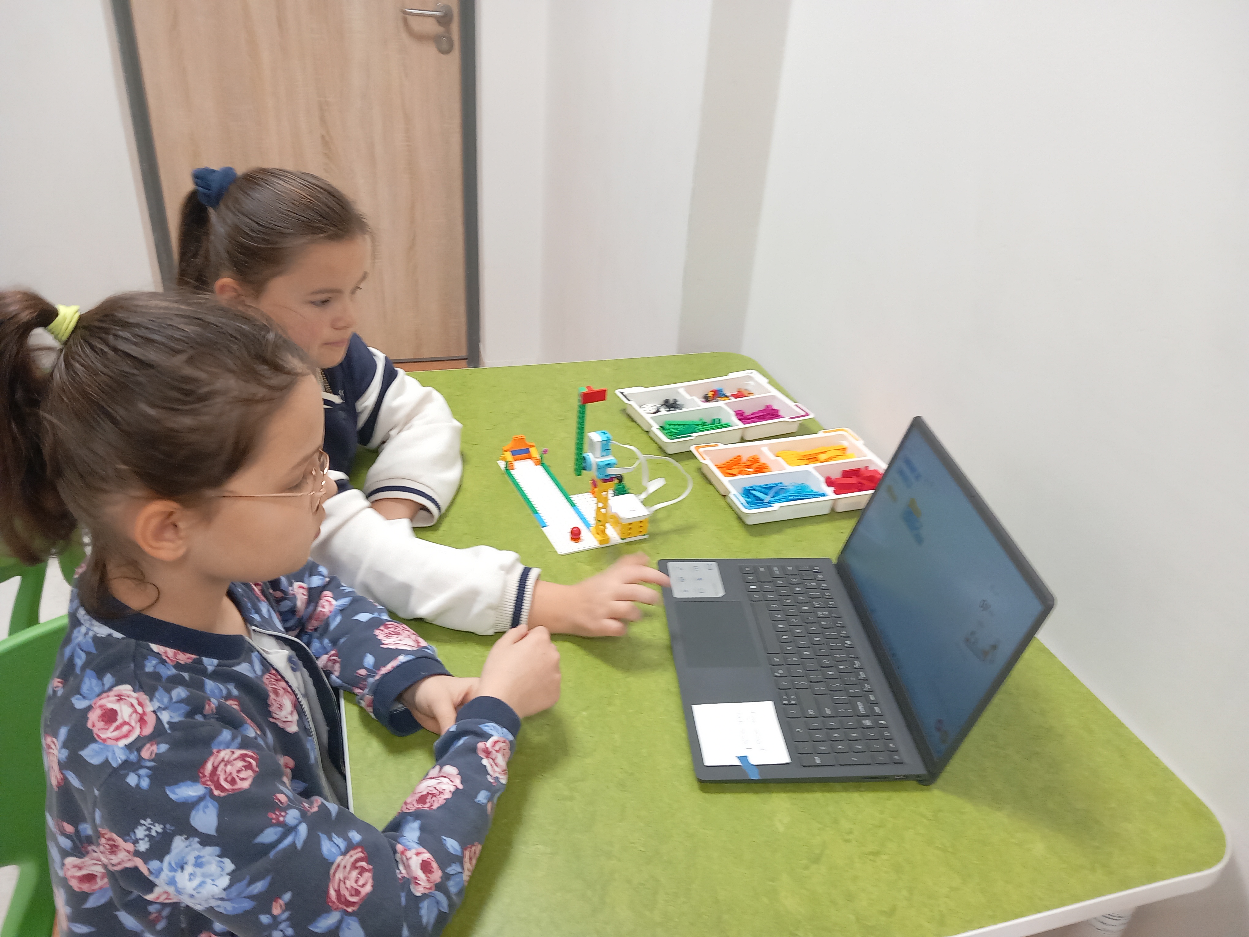 Uczennice programują na laptopie
