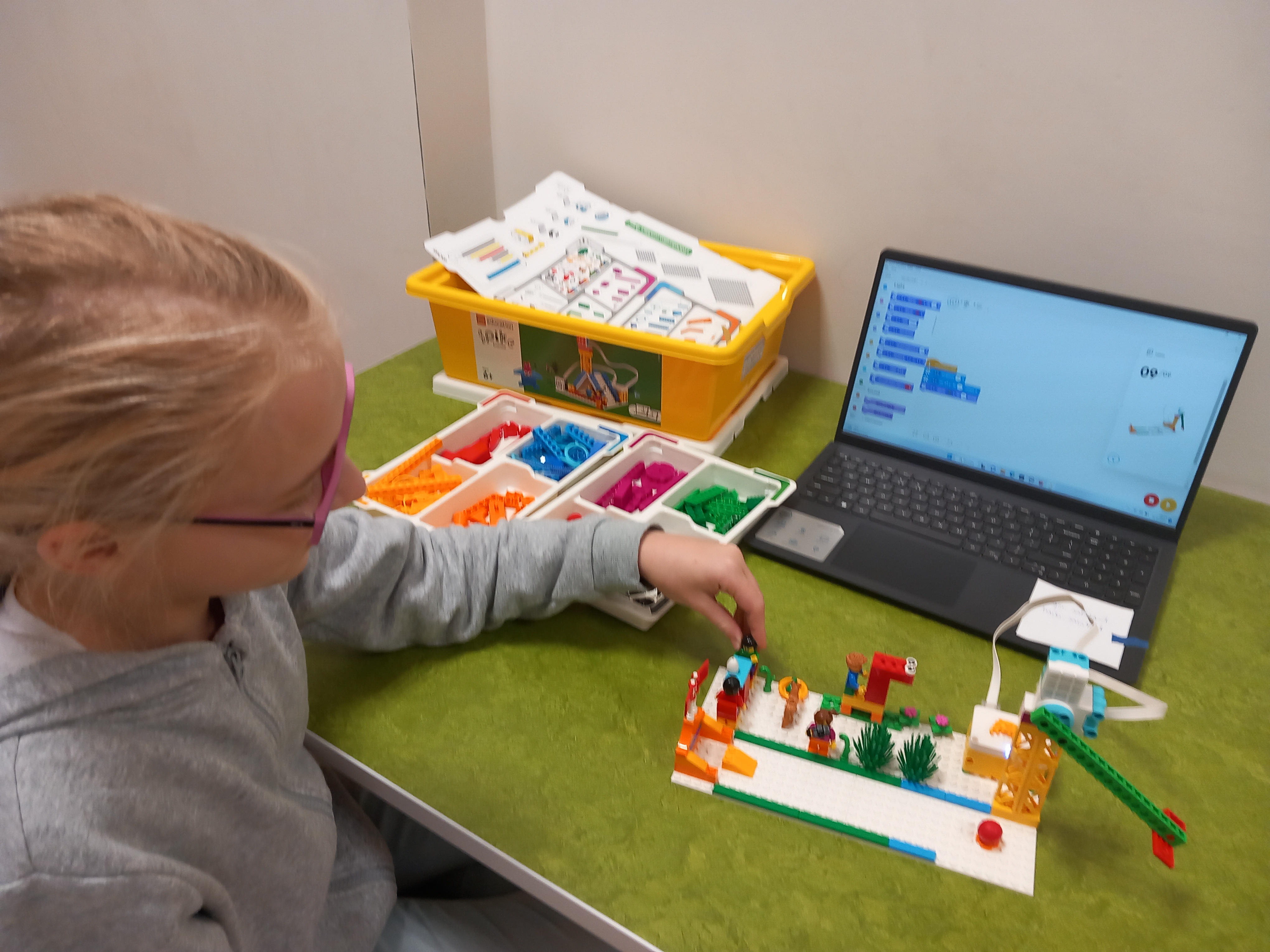 Uczennica prezentuje model z klocków Lego