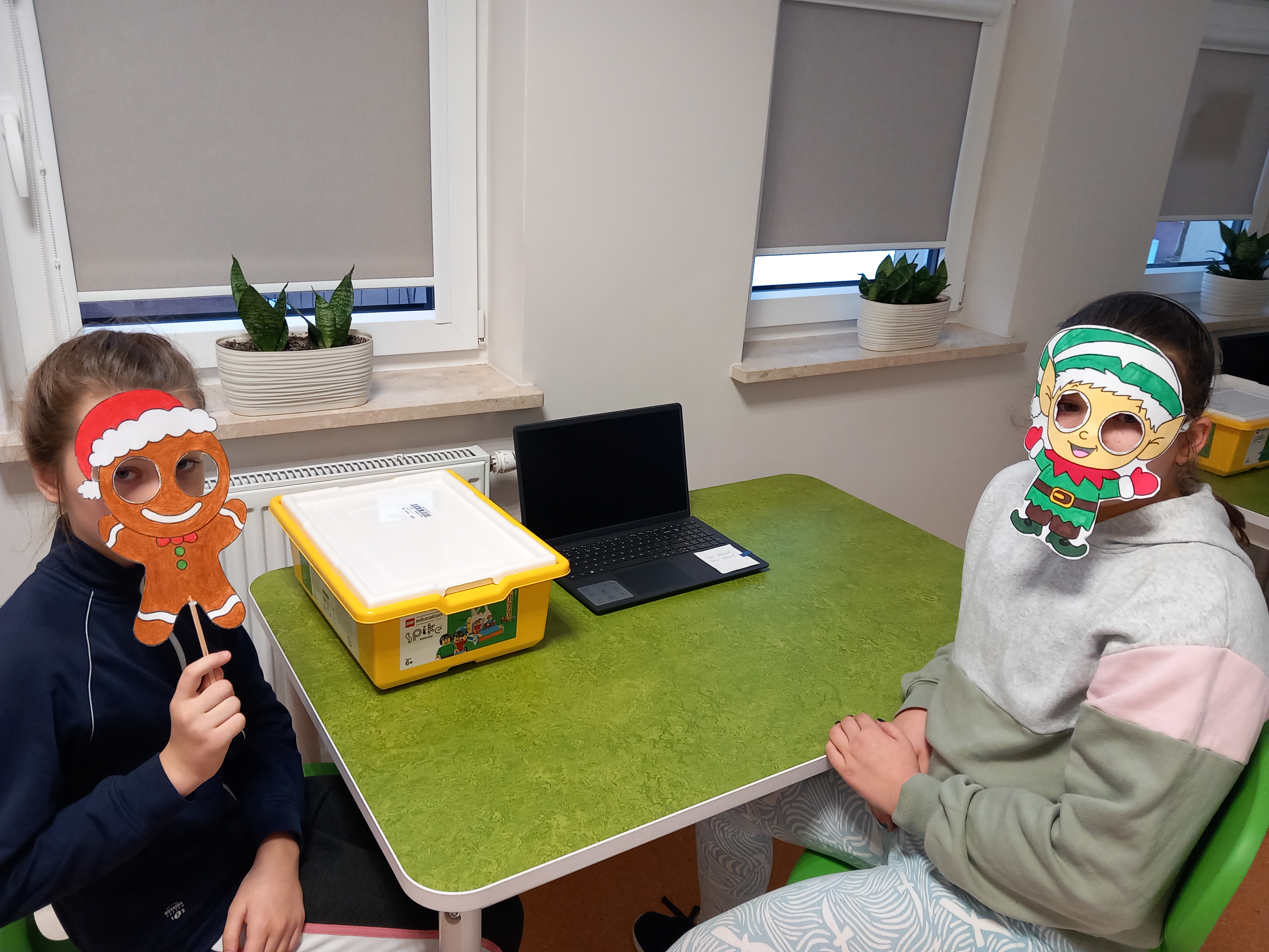 Dzieci w maskach 