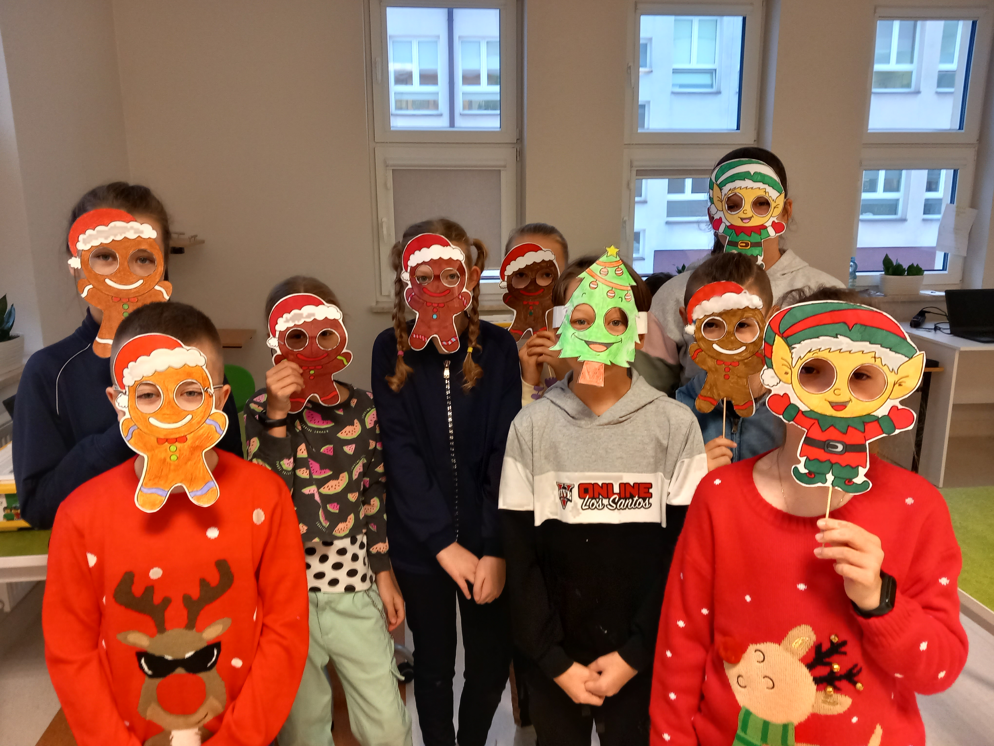 Grupa w maskach 