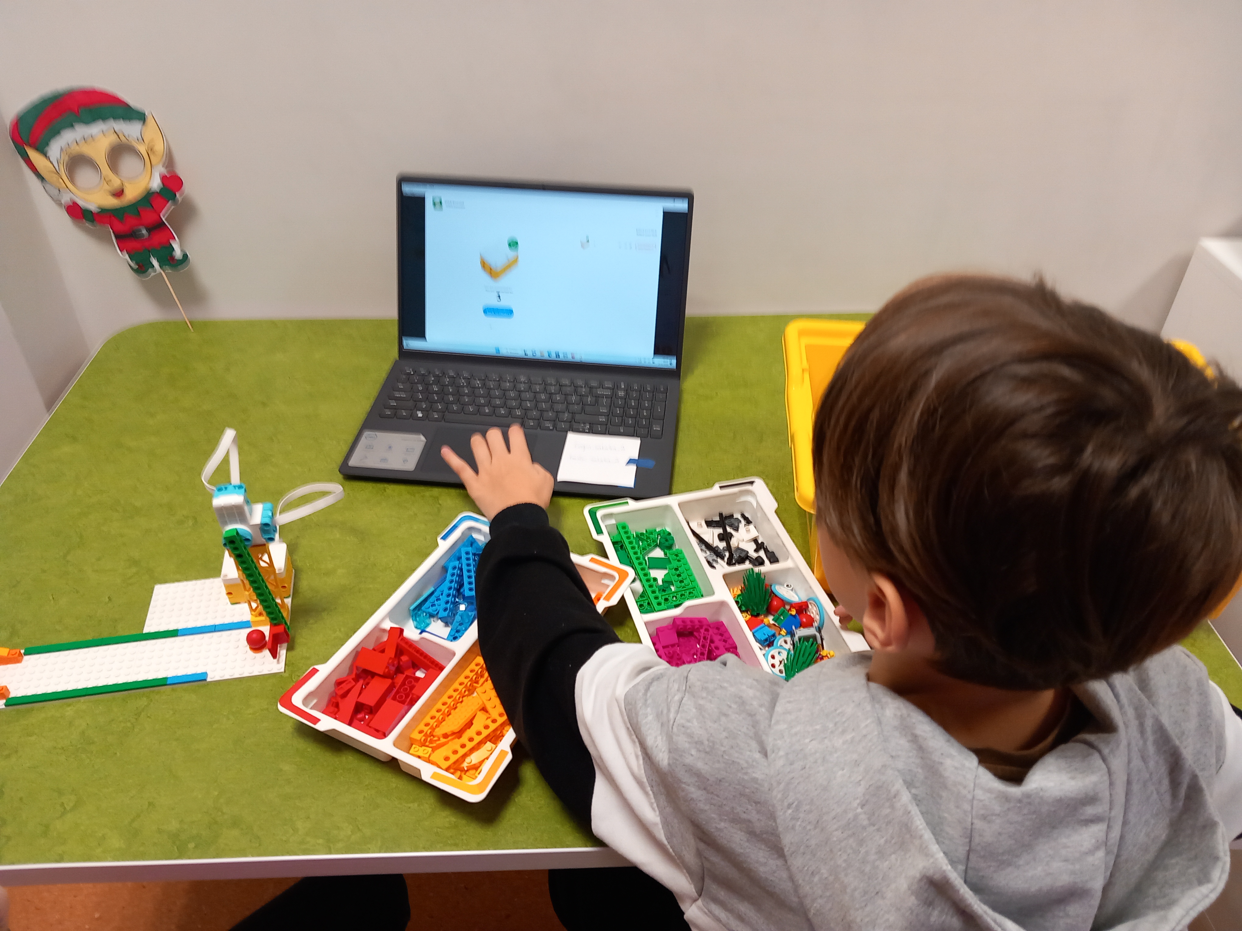 Uczeń programuje na laptopie