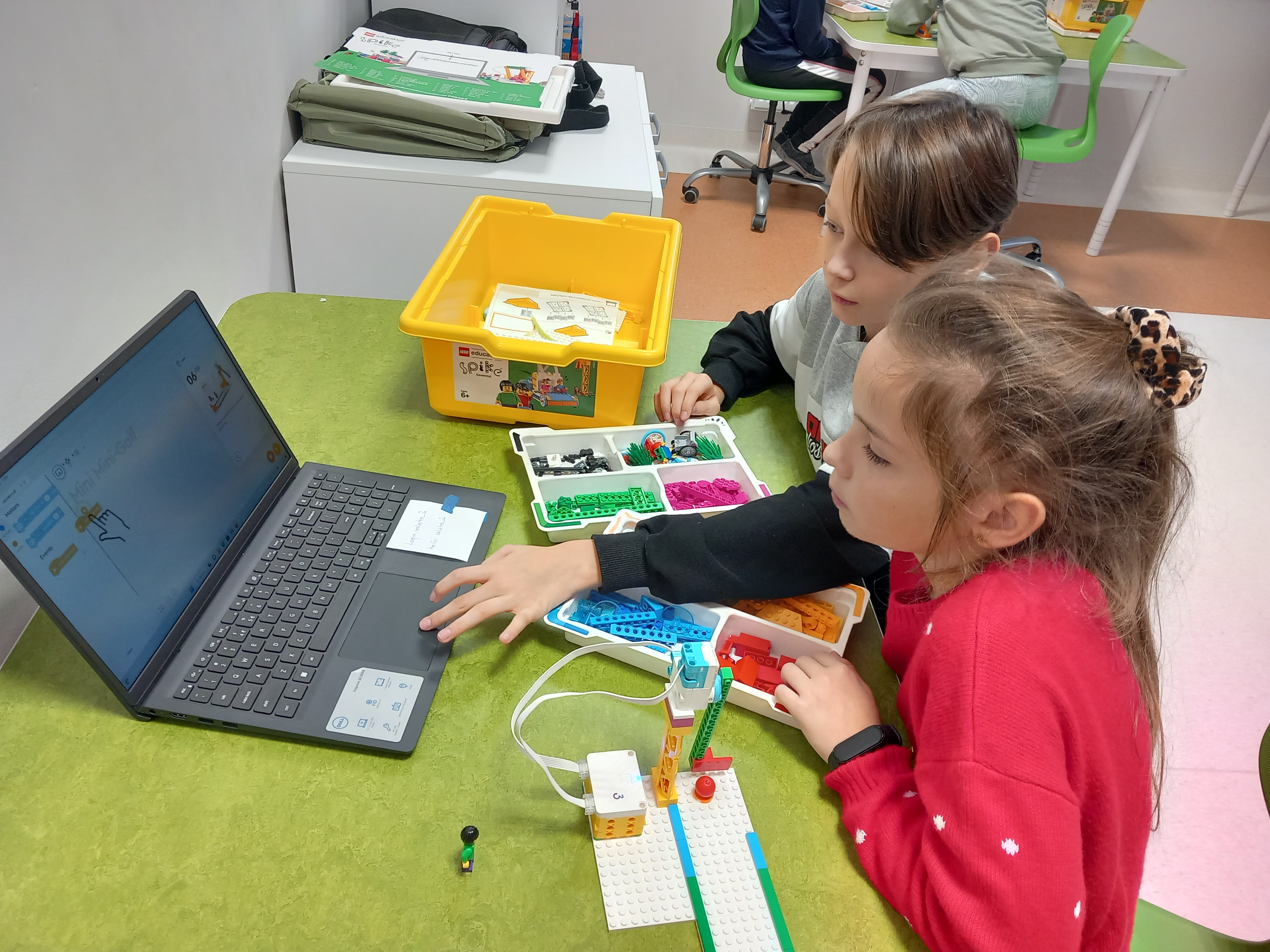 Dzieci tworzą mini golfa