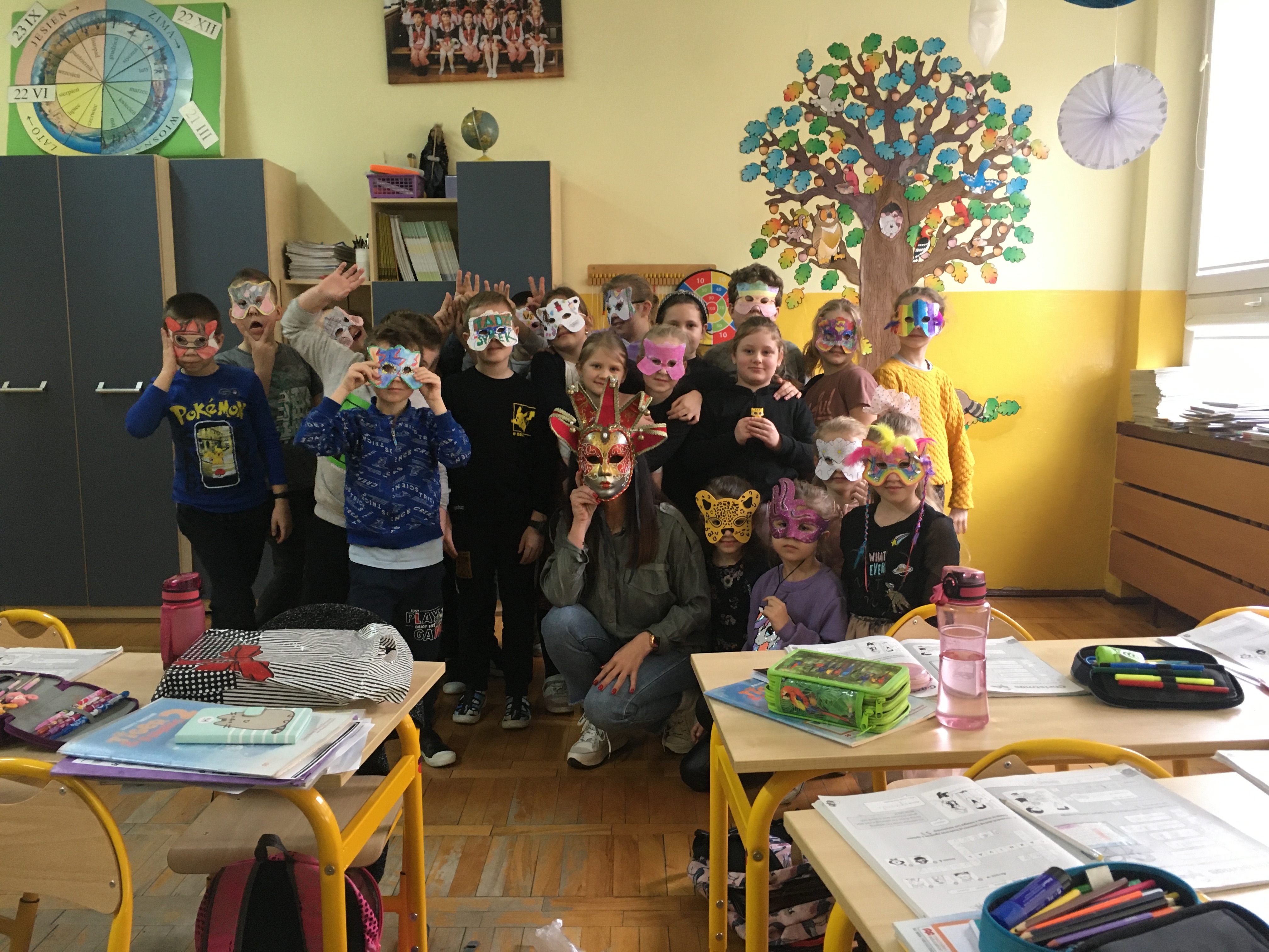 Pamiątkowe zdjęcie grupowe w maskach karnawałowych
