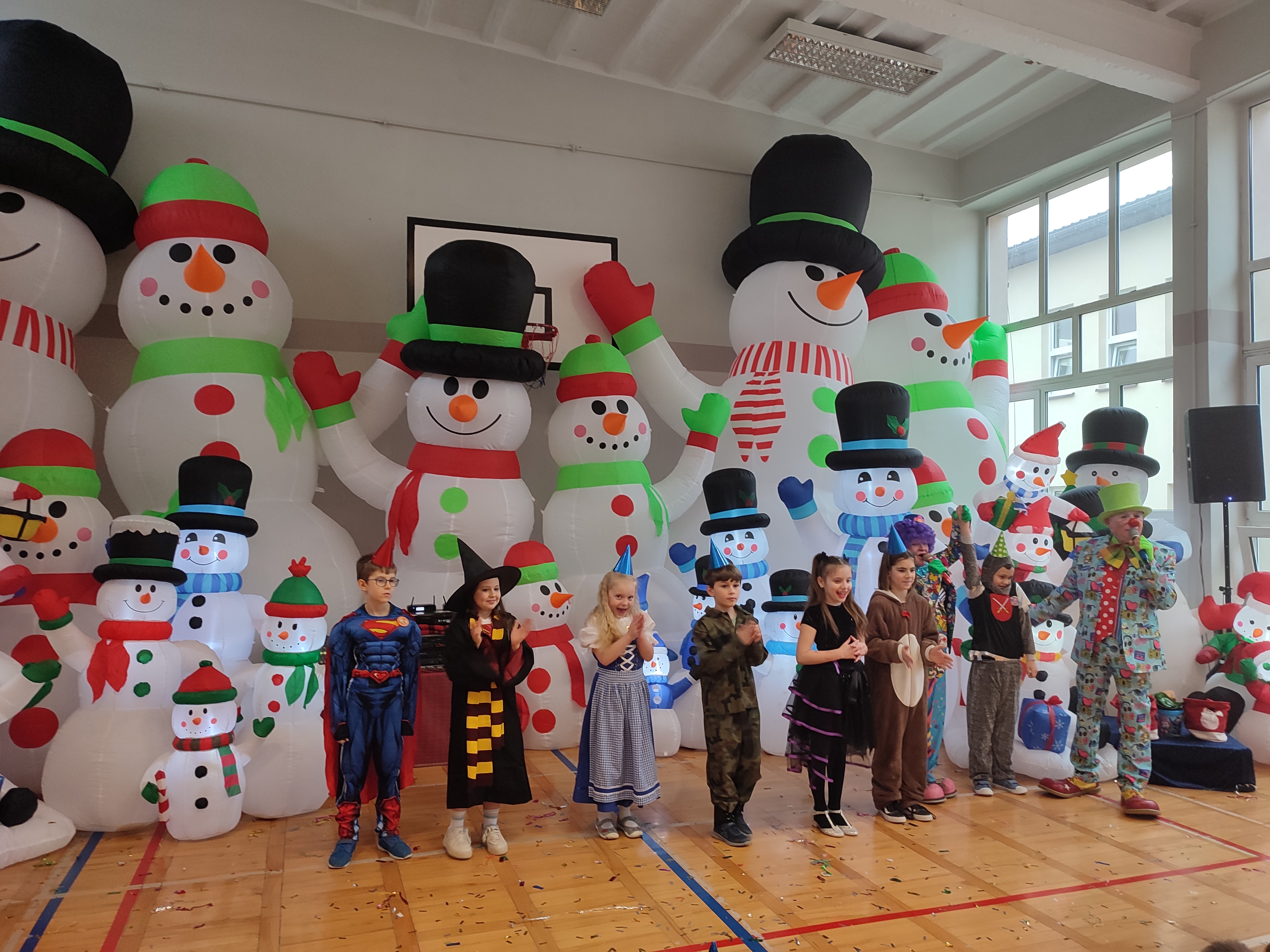 Uczniowie klas I-III podczas zabawy na Balu Karnawałowym