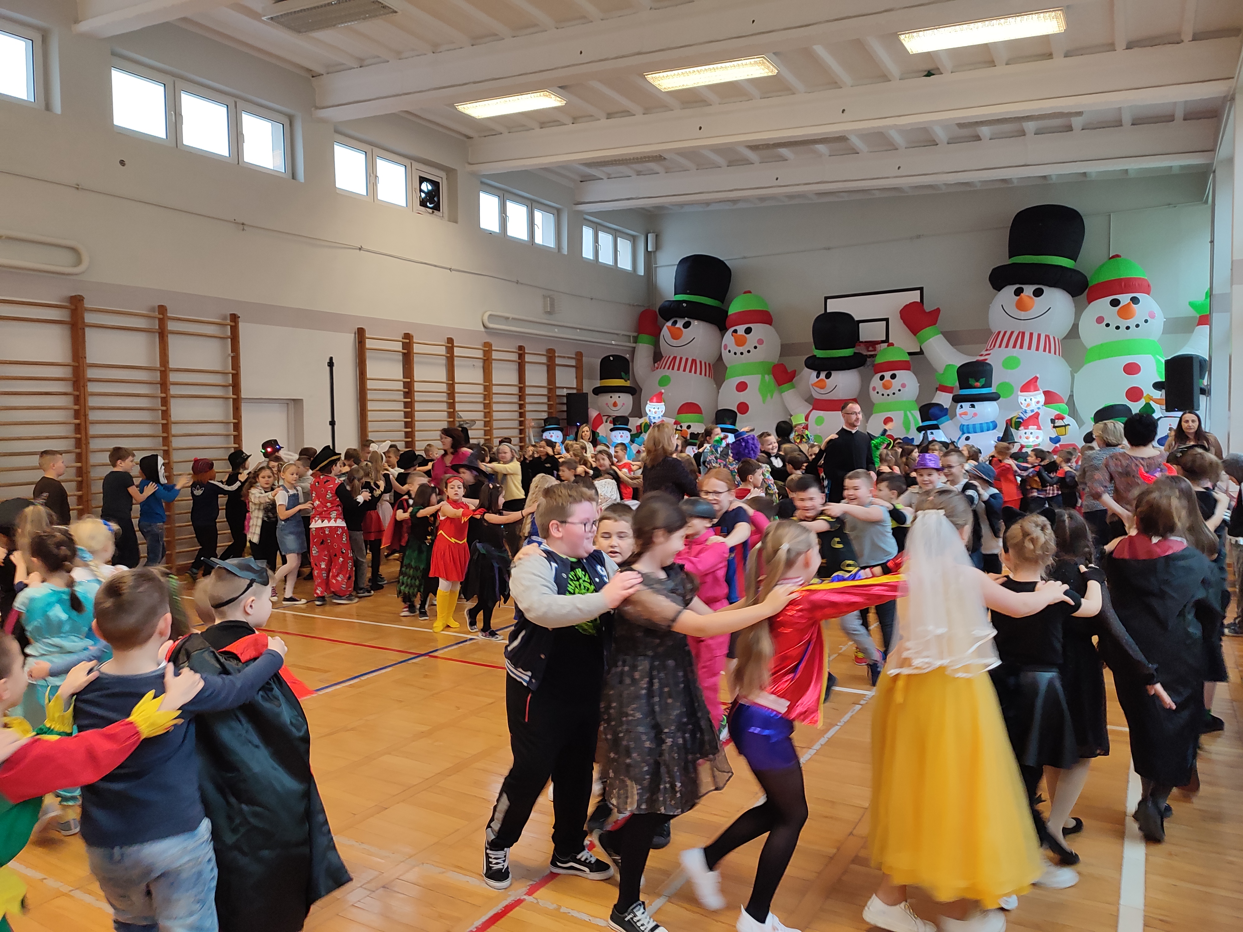 Uczniowie klas I-III podczas zabawy na Balu Karnawałowym