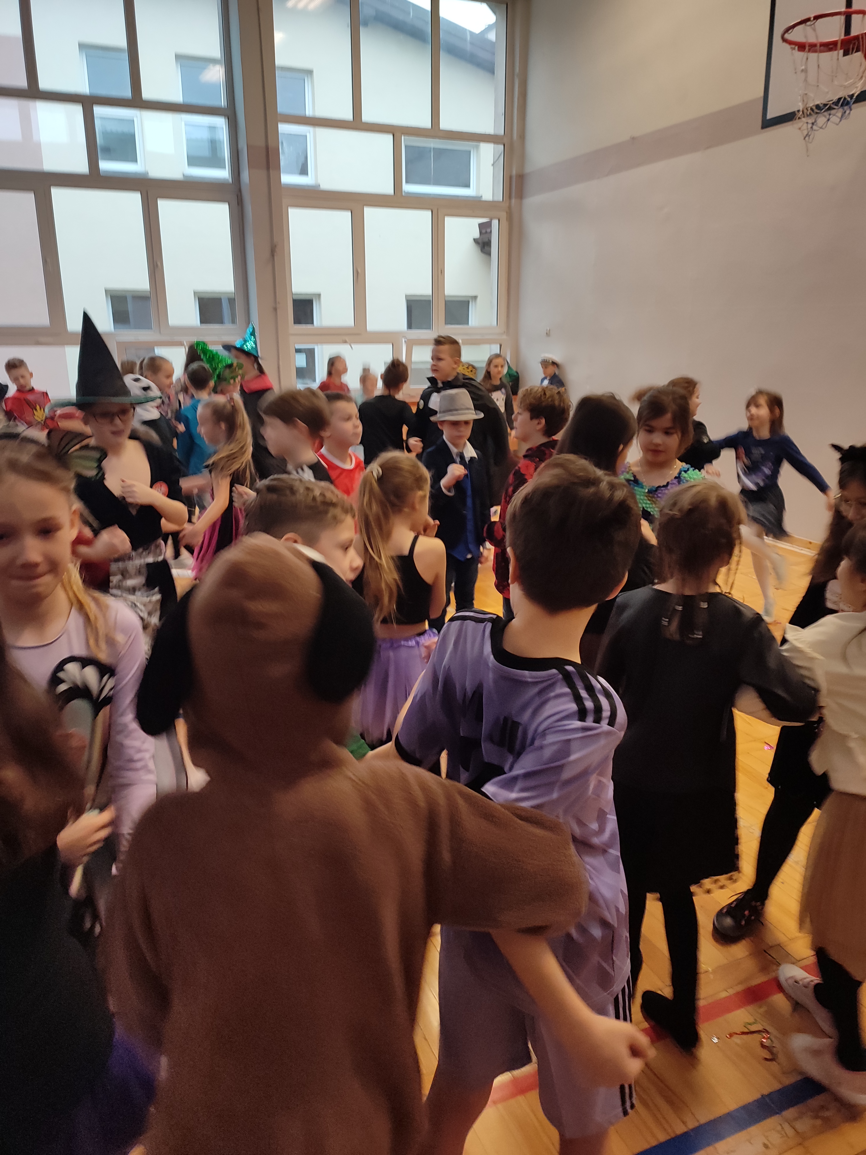 Uczniowie klas I-III podczas zabawy na Balu Karnawałowym