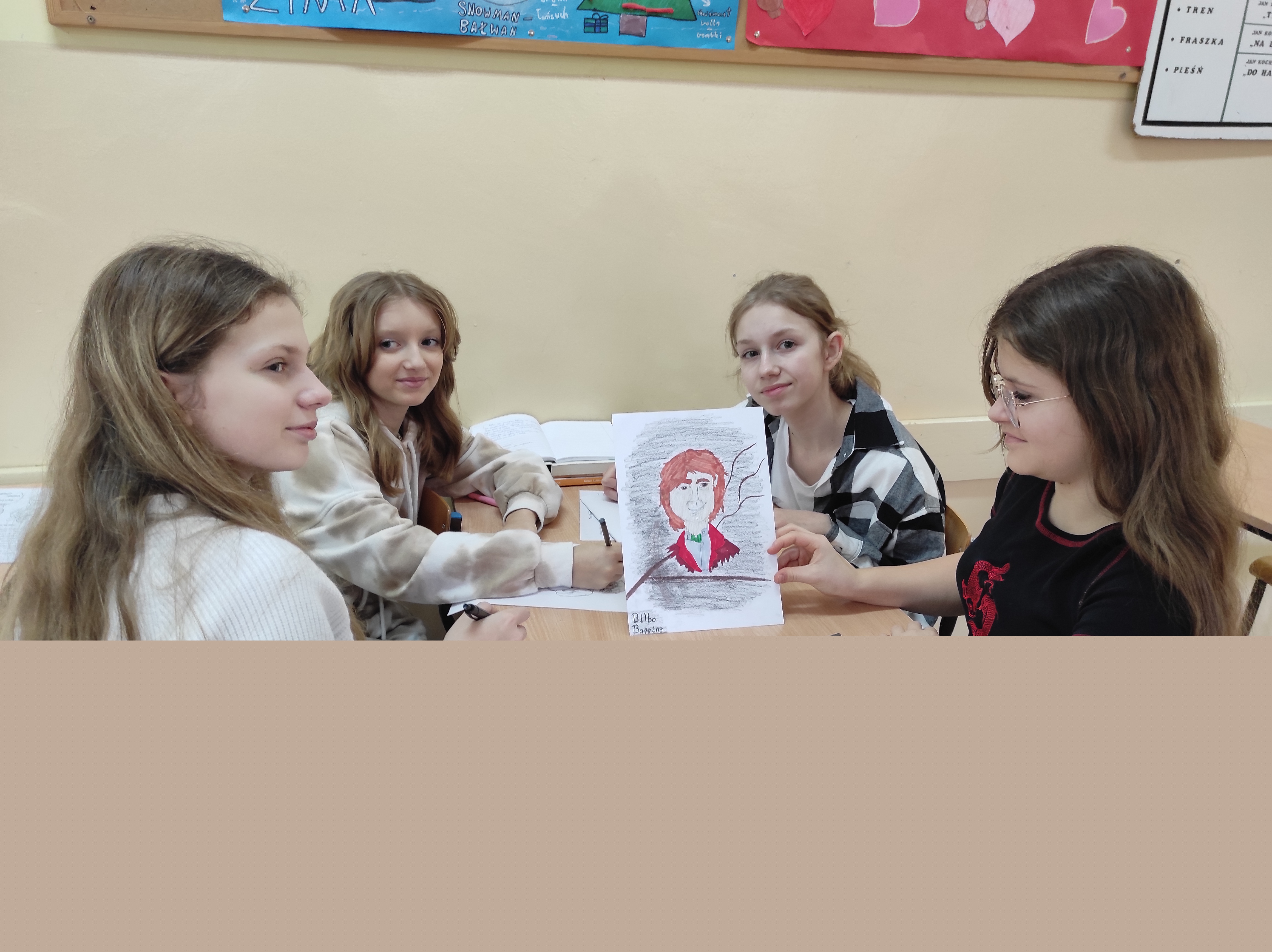 Uczniowie wykonują zadania na kartach pracy