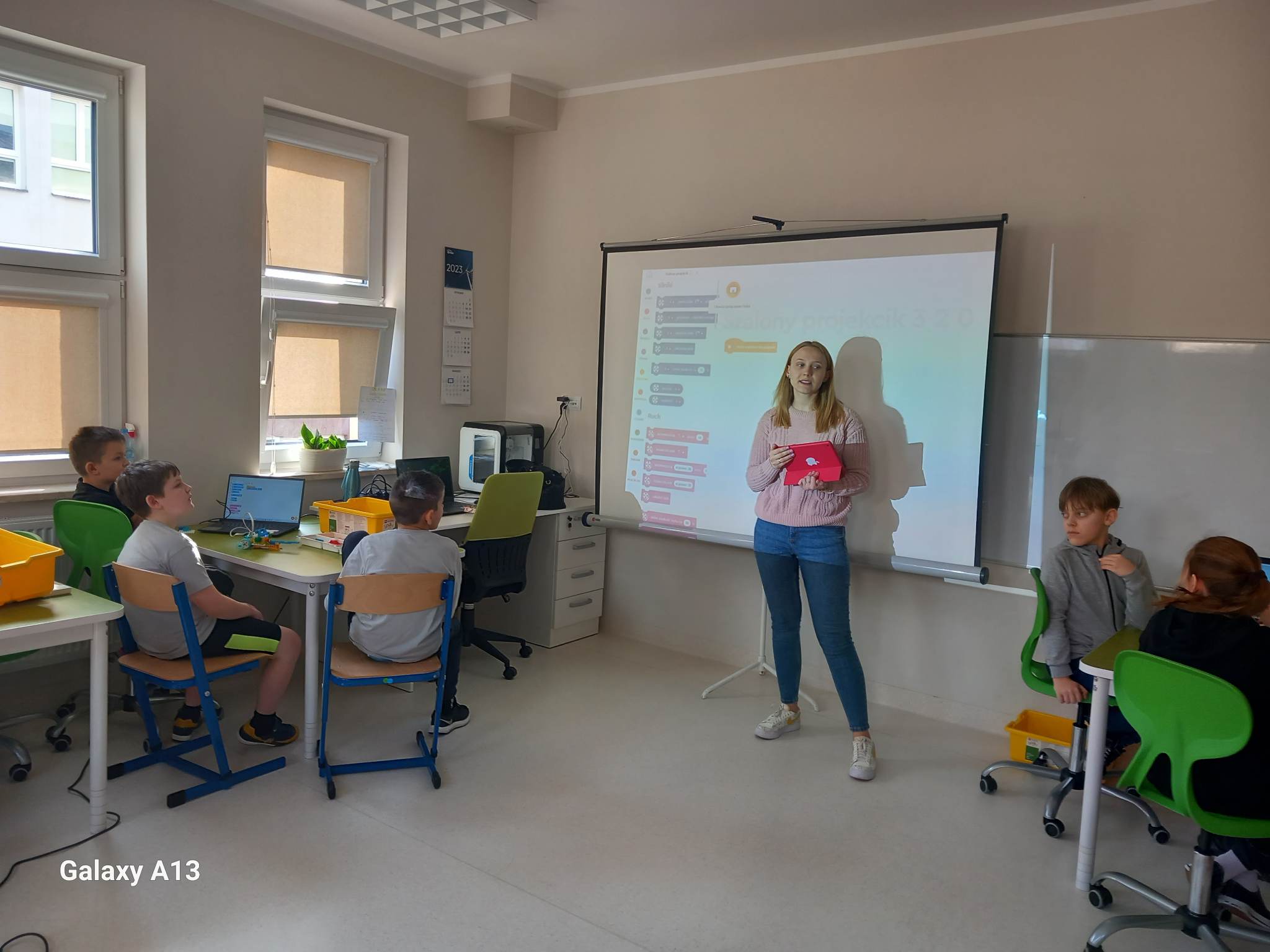 Edukator prezentuje lekcję