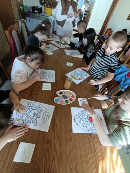 Malowanie farbami akrylowymi wzorów zalipiańskich pisanek