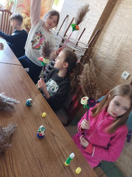 Wykonanie palm wielkanocnych przez klasę