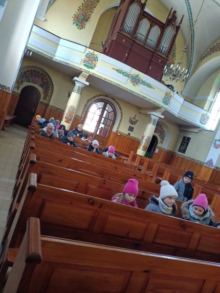 Wnętrze kościoła zdobione w zalipiańskie kwiaty