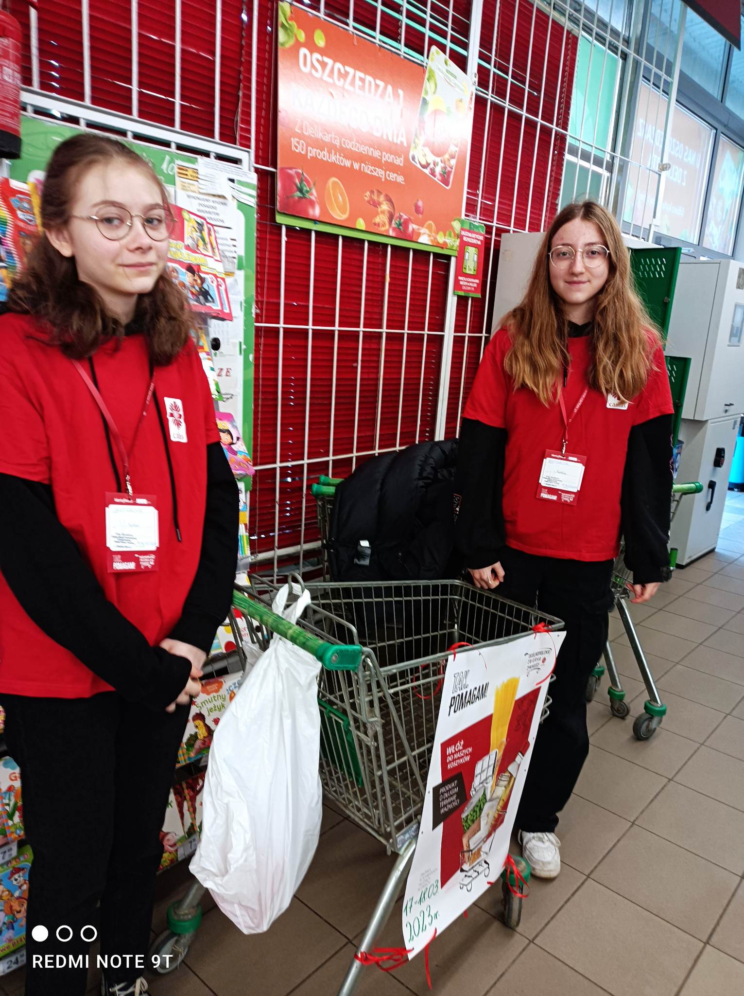 Wolontariuszki SKC w Delikatesach Centrum na ul. Jana Pawła