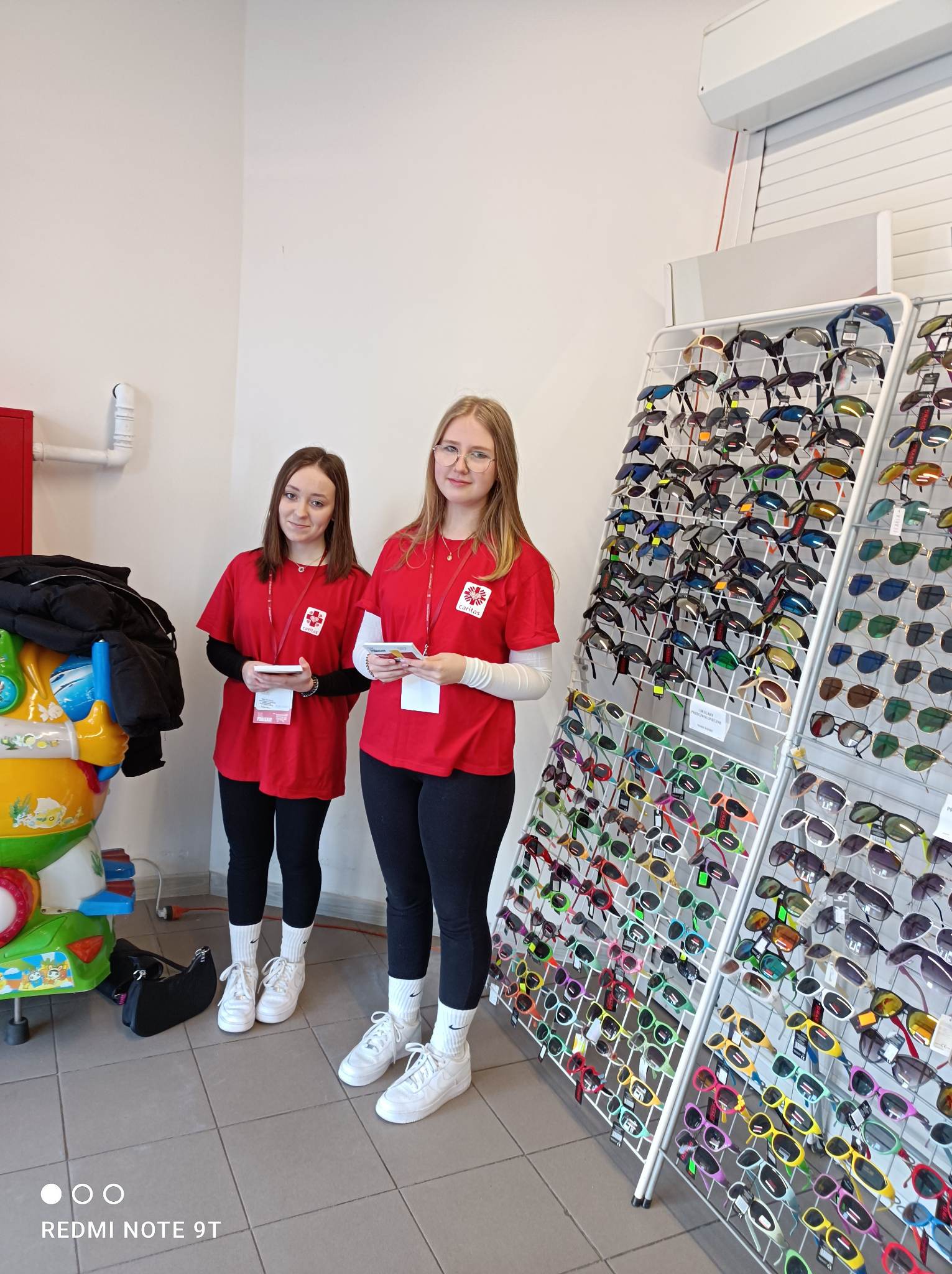 Wolontariuszki SKC zapraszają kupujących do włączenia się w akcję