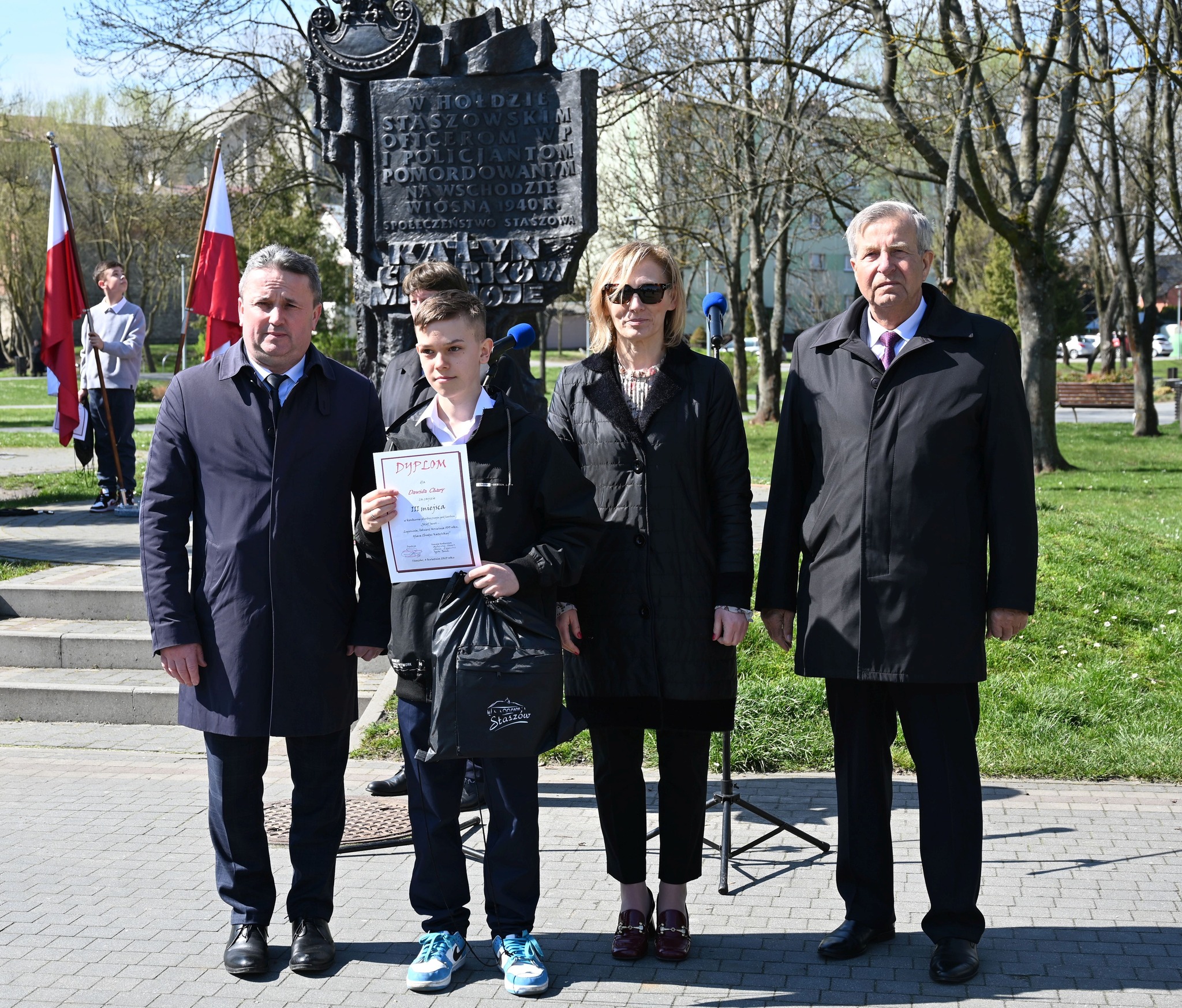 Odbieranie nagród w konkursach historyczno – literackich