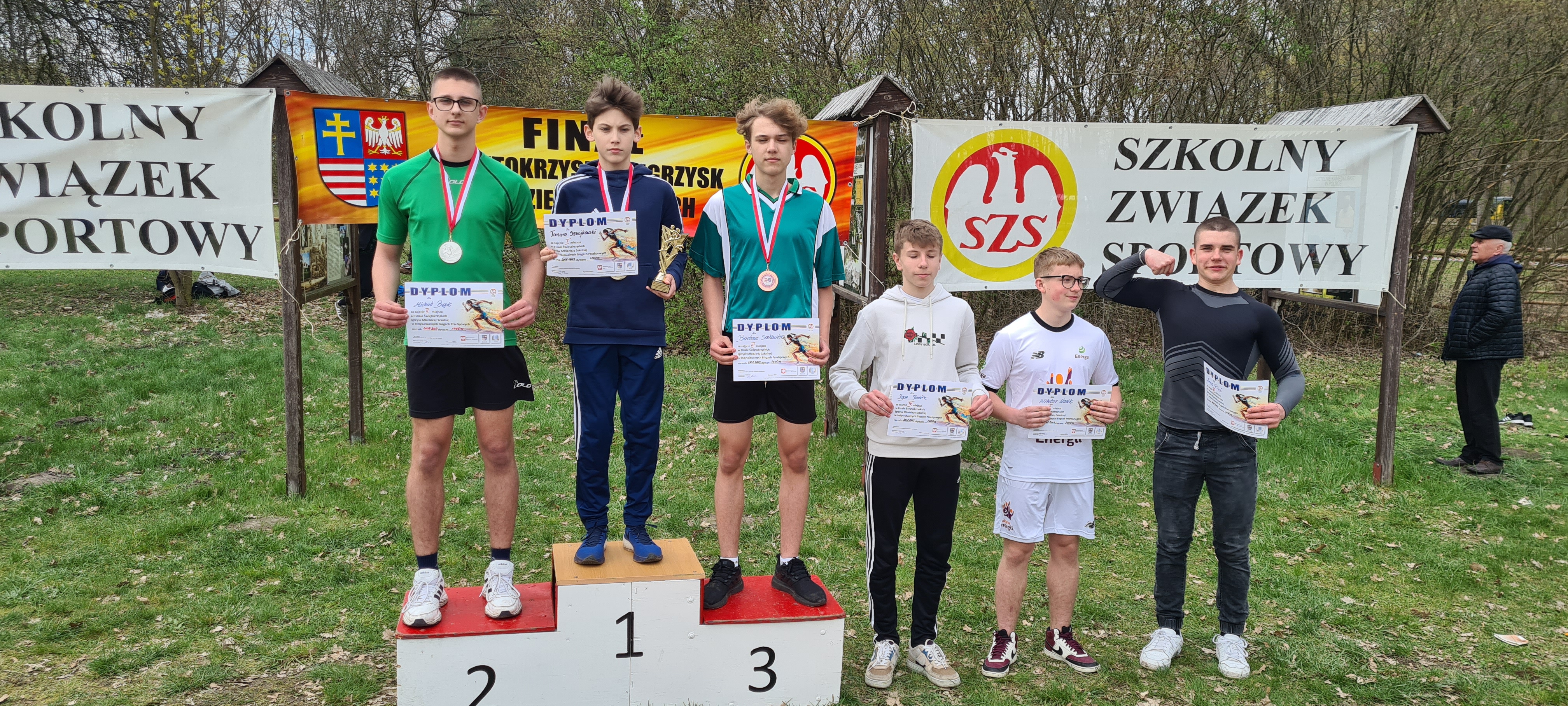 Dekoracja zawodników z rocznika 2008-2009