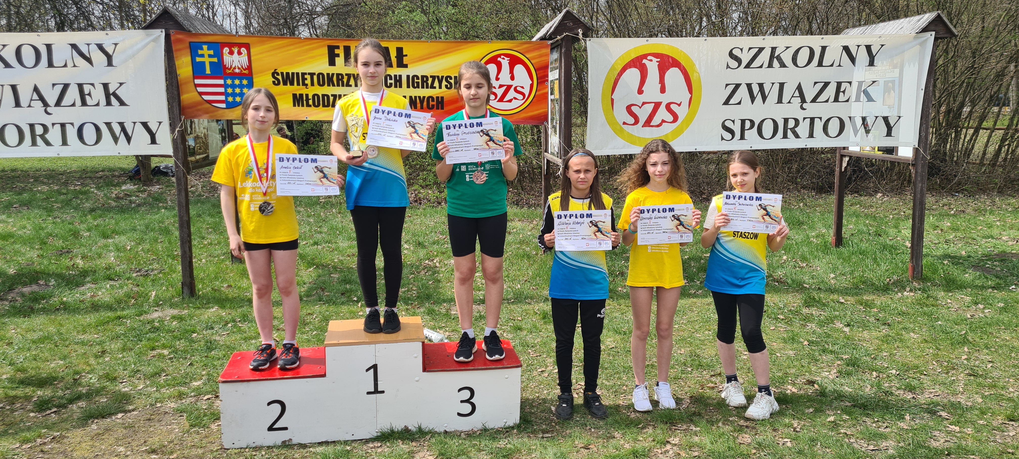 Dekoracja zawodniczek z rocznika 2012