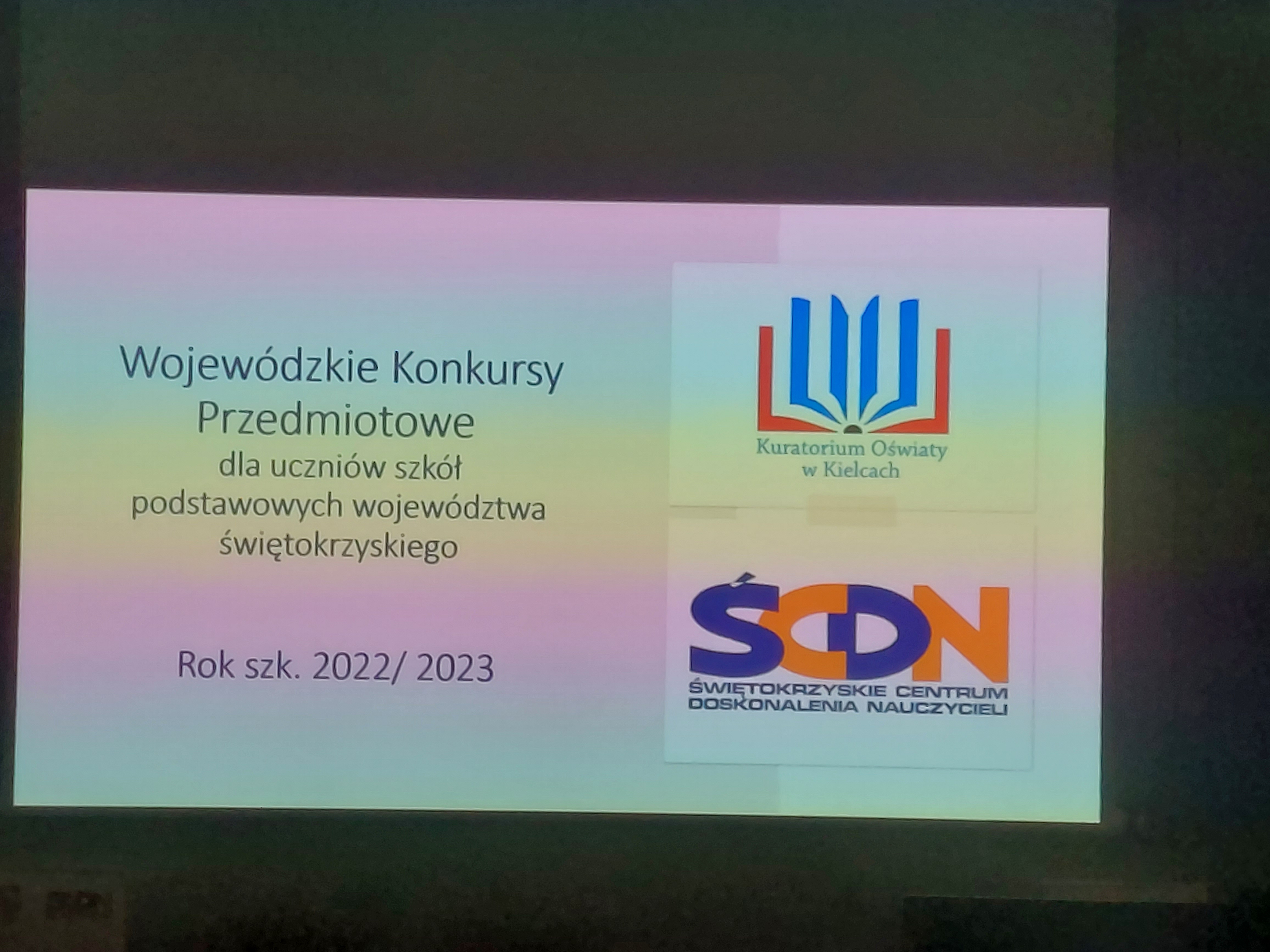 Napis Wojewódzkie Konkursy Przedmiotowe dla uczniów szkół podstawowych województwa świętokrzyskiego rok szk. 2022/2023, logo Kuratorium Oświaty w Kielcach i ŚCDN