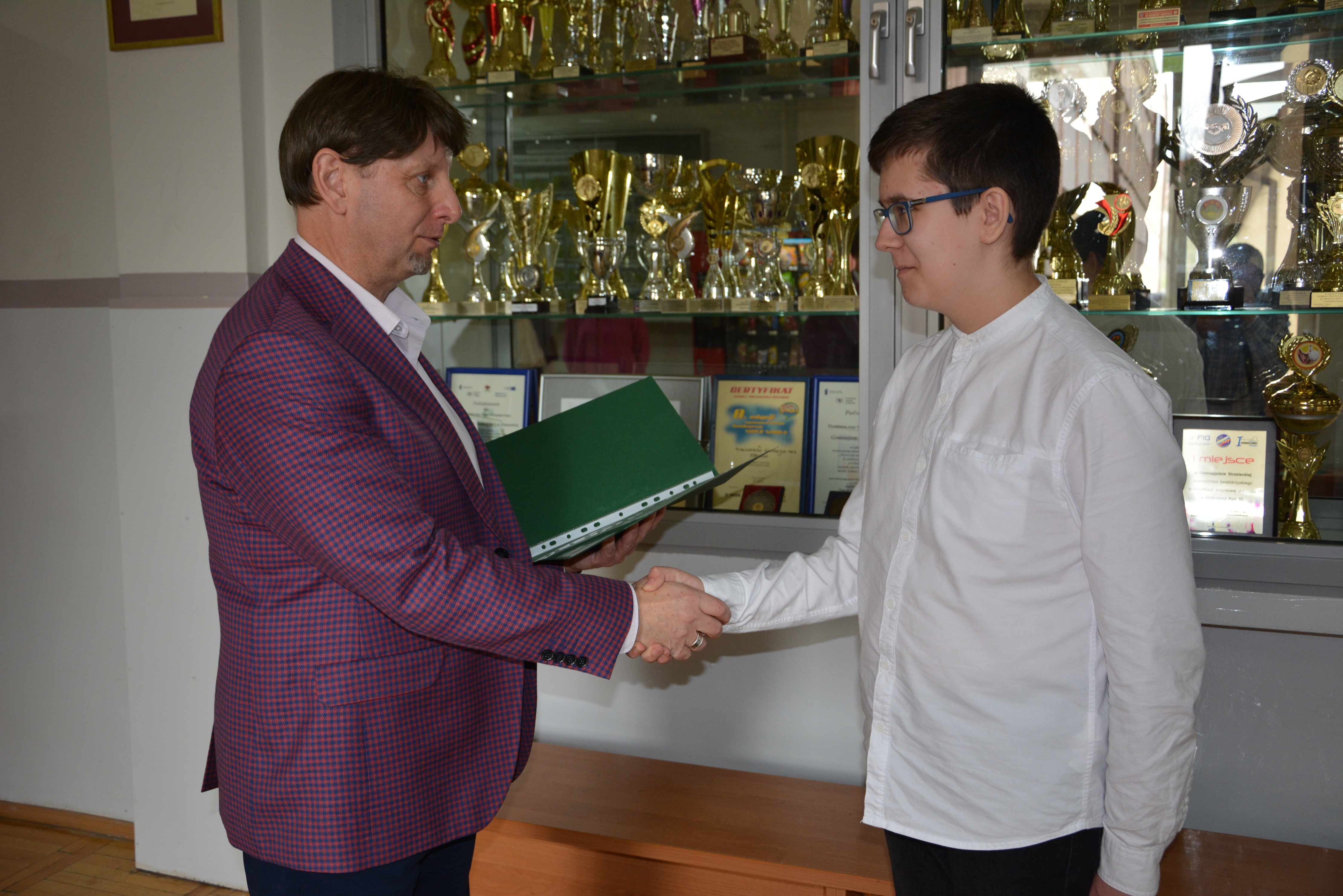 Dyrektor wręcza zaświadczenie finaliście