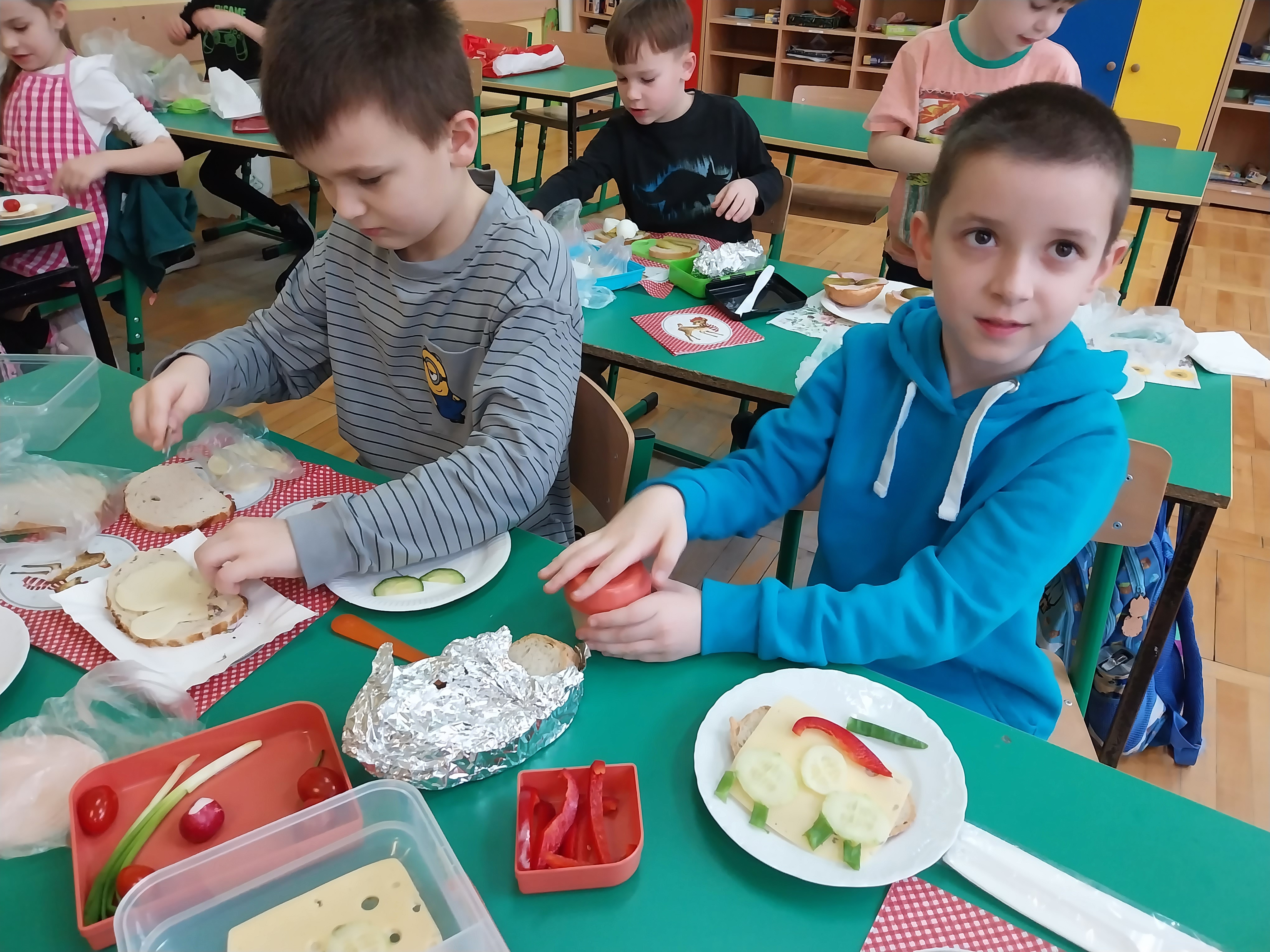 Chłopcy przygotowują kanapki