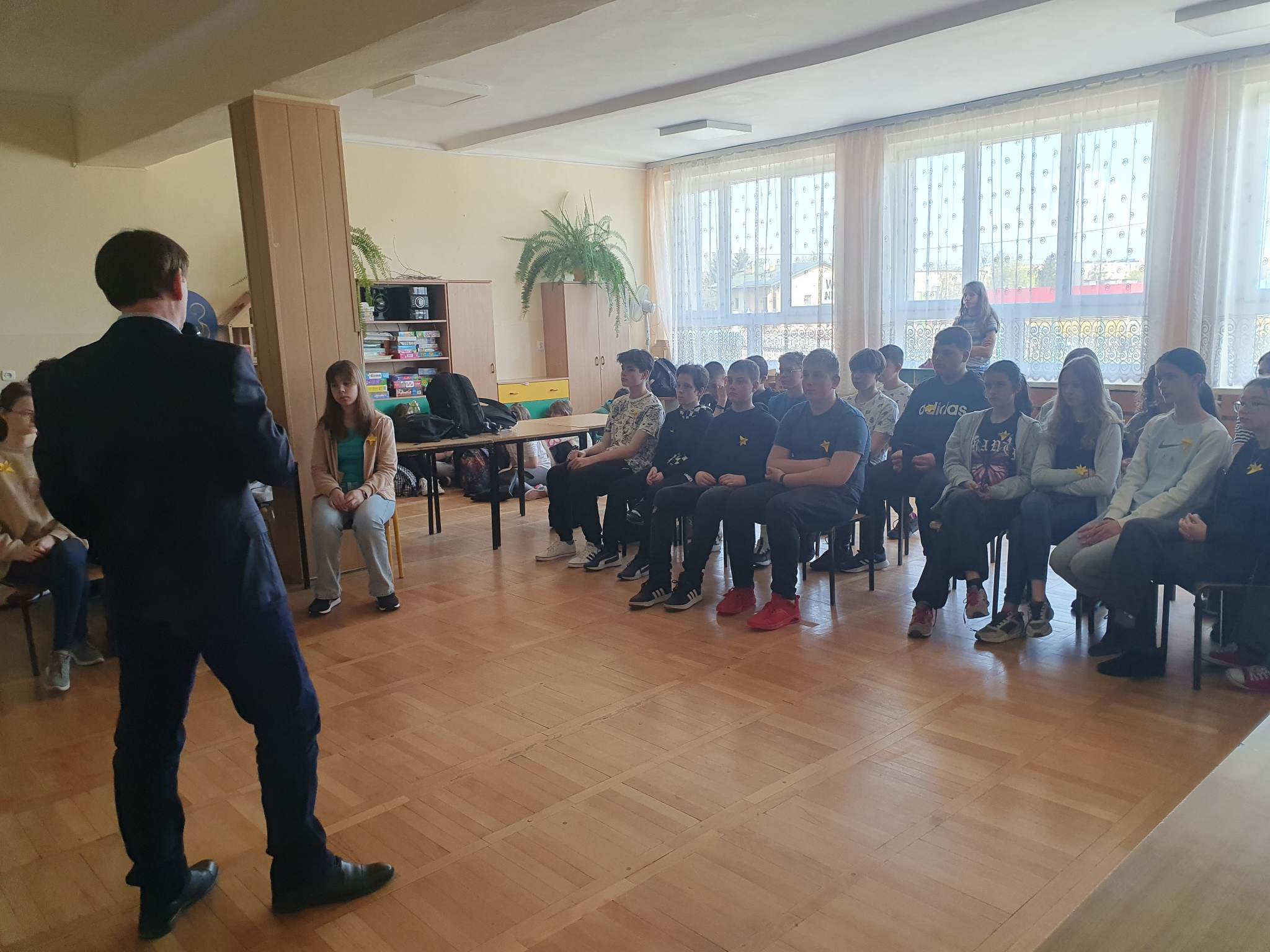 Dyrektor Kubalski i uczniowie klas 7 i 8 na spotkaniu okolicznościowym w ramach akcji 