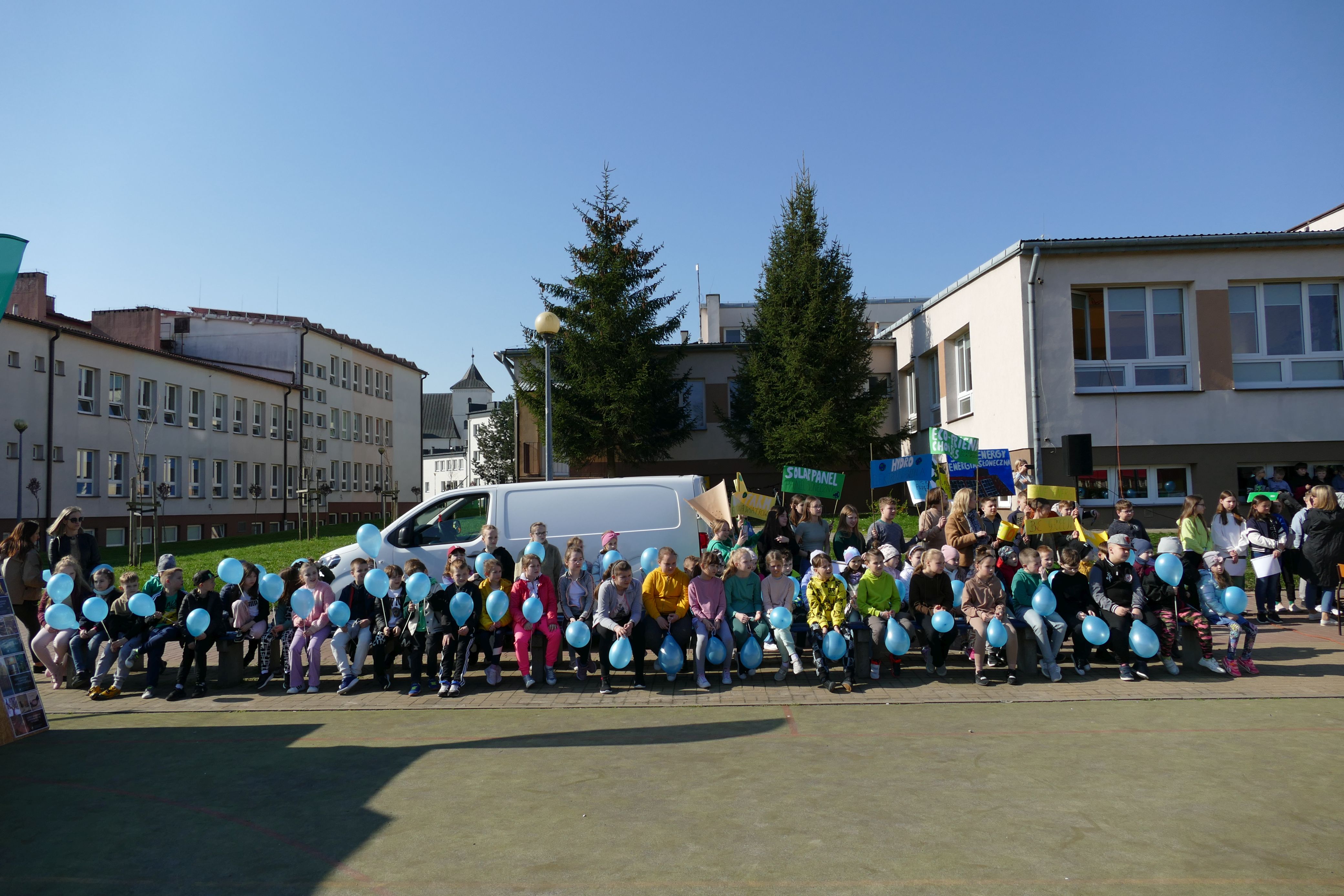 Uczniowie klas 1-3  siedzą na widowni