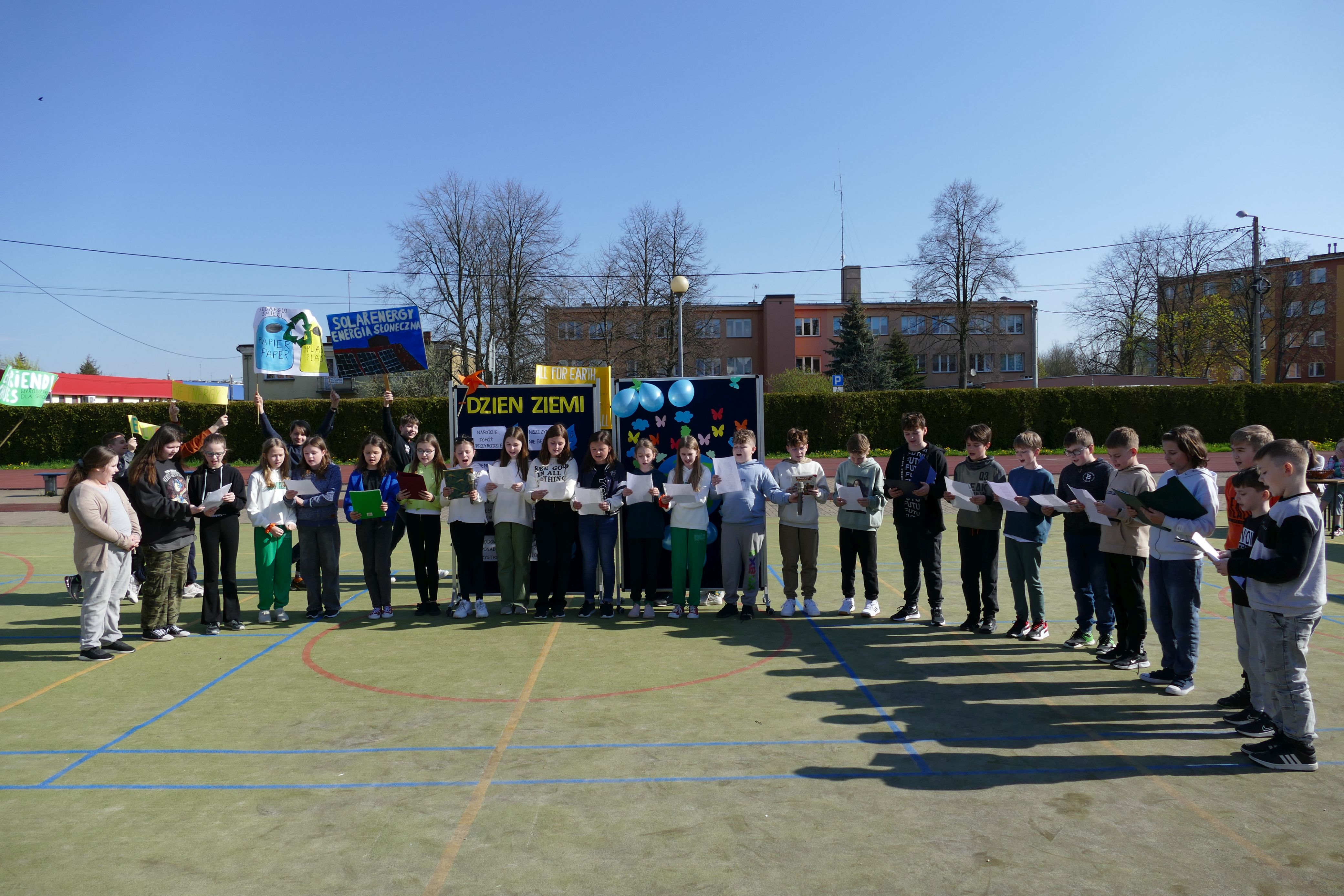 Uczniowie klasy 4 b śpiewają