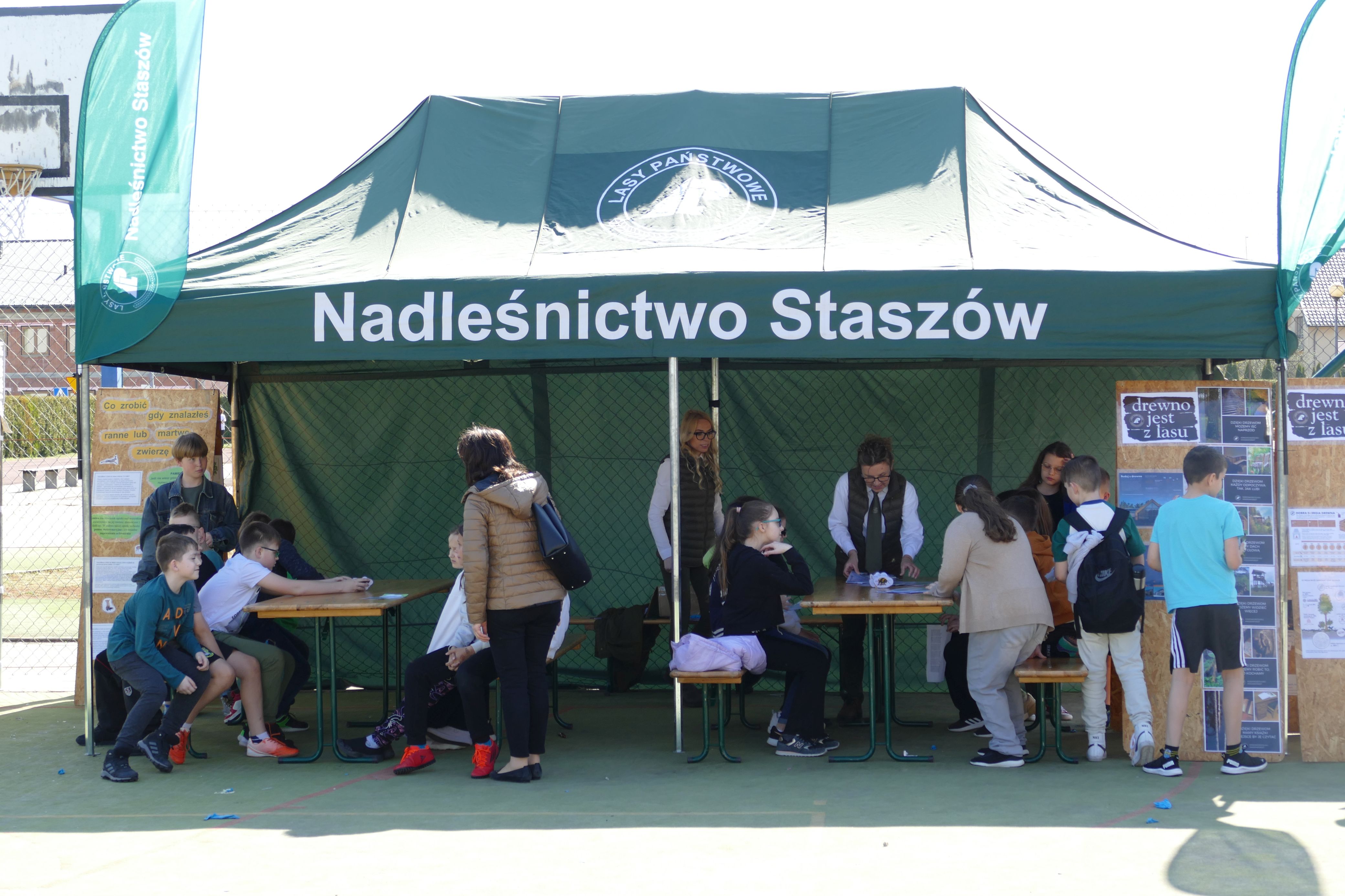 Uczniowie przed namiotem Nadleśnictwa